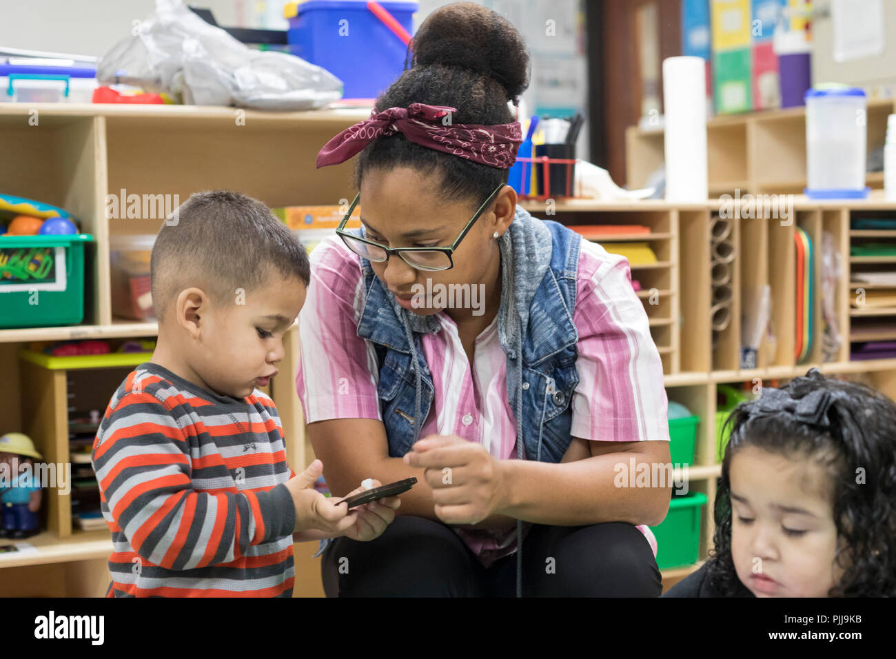Houston, Texas - un enfant dans les deux ans du Centre communautaire de classe Wesley programme d'éducation de la petite enfance. Banque D'Images