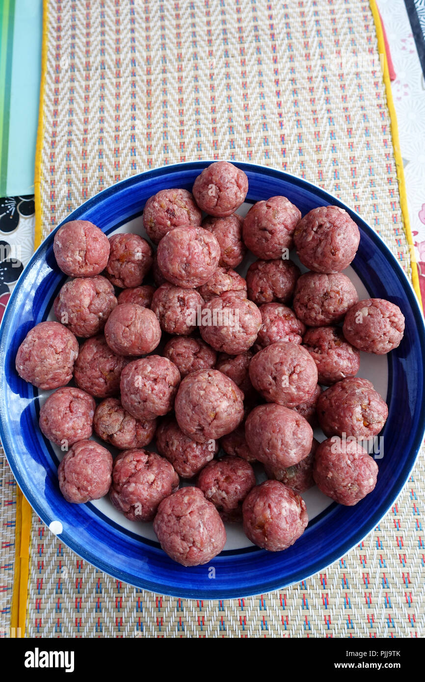 Close up of raw meat balls prêt à cuire Banque D'Images