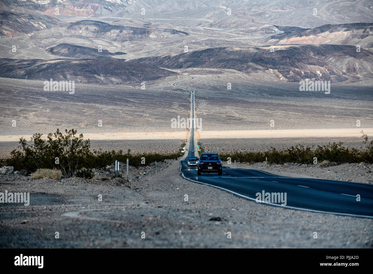 La State Route 190 traversant la Death Valley National Park en Californie, USA. Banque D'Images