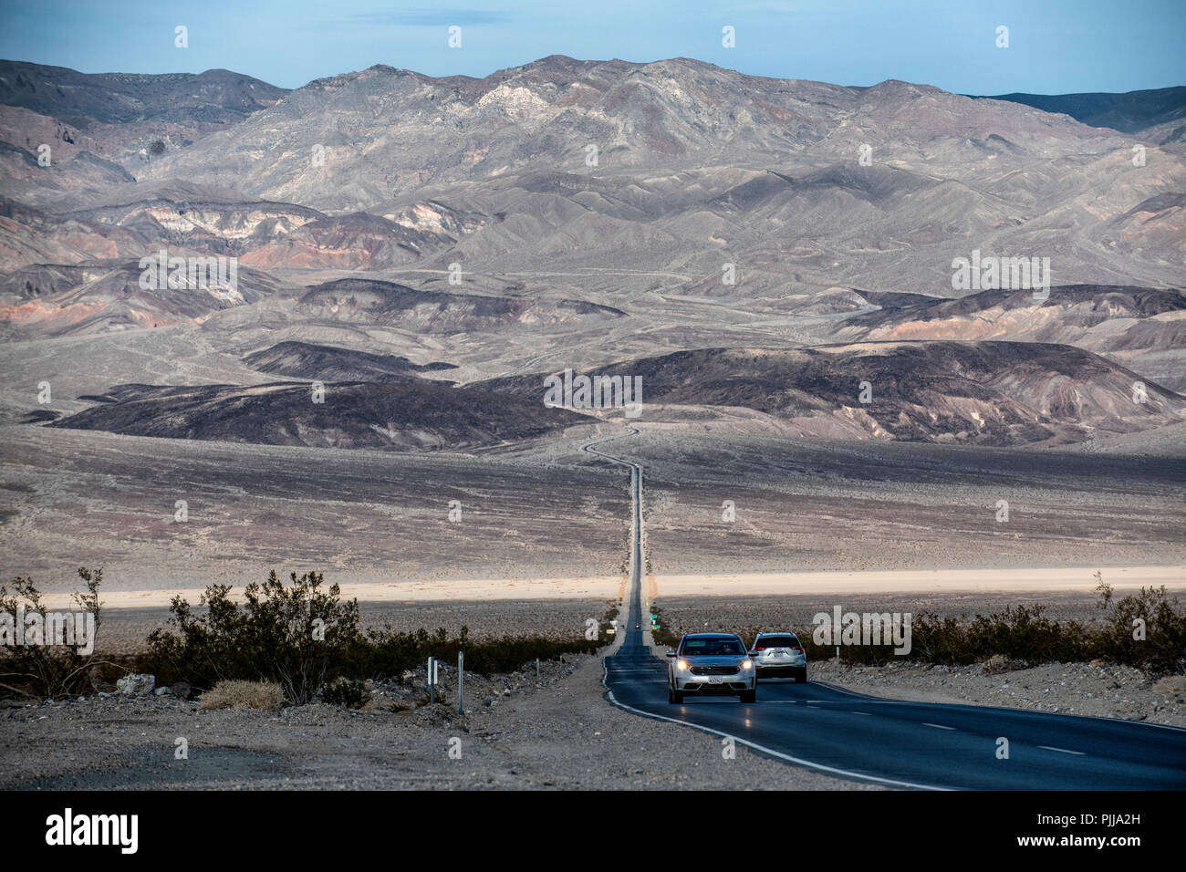 La State Route 190 traversant la Death Valley National Park en Californie, USA. Banque D'Images