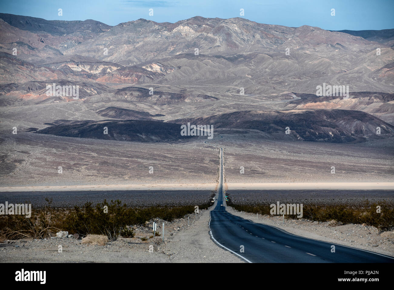 La State Route 190 traversant la Death Valley National Park en Californie, USA. Banque D'Images