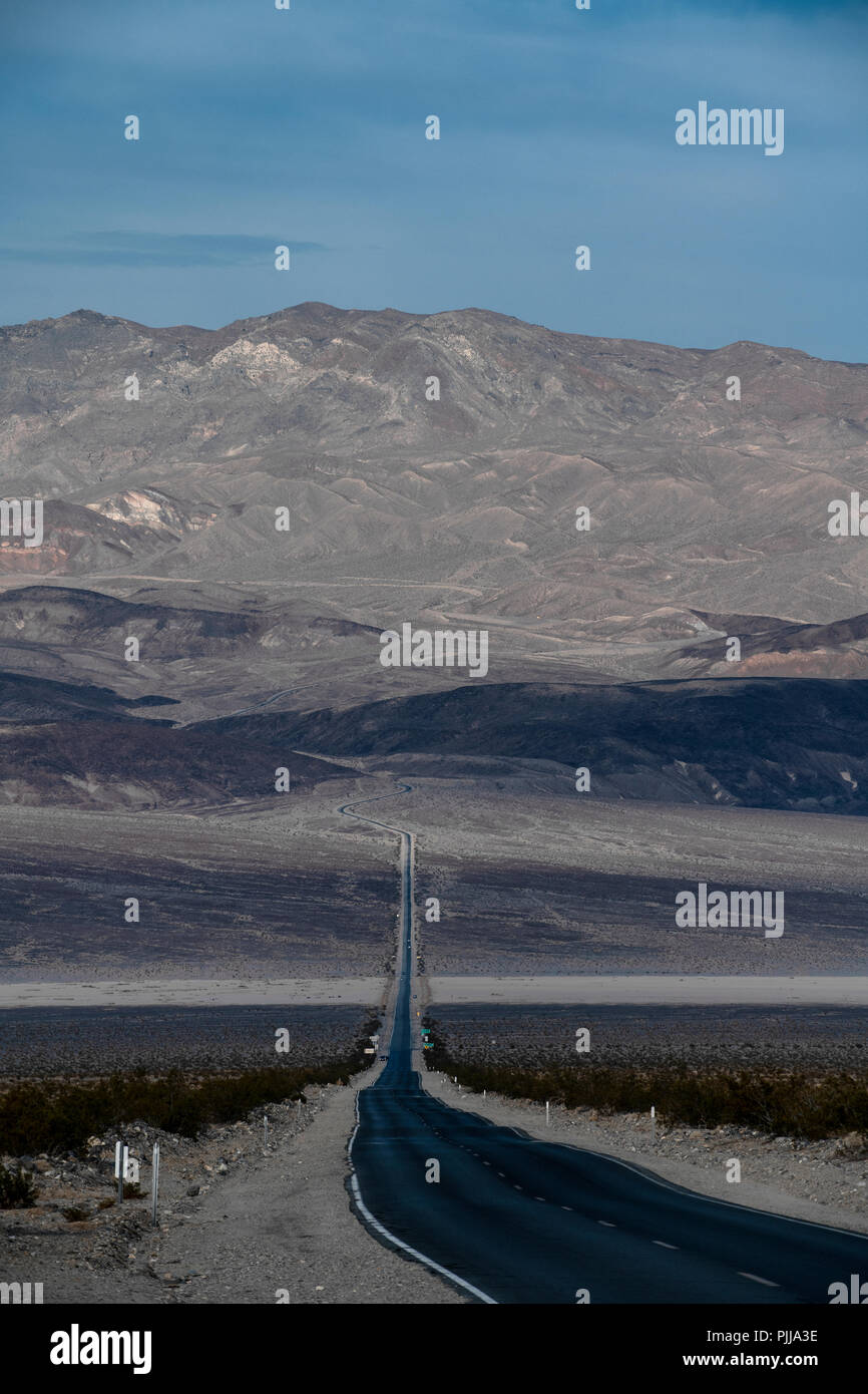 La State Route 190 traversant la Death Valley National Park en Californie, USA. Banque D'Images