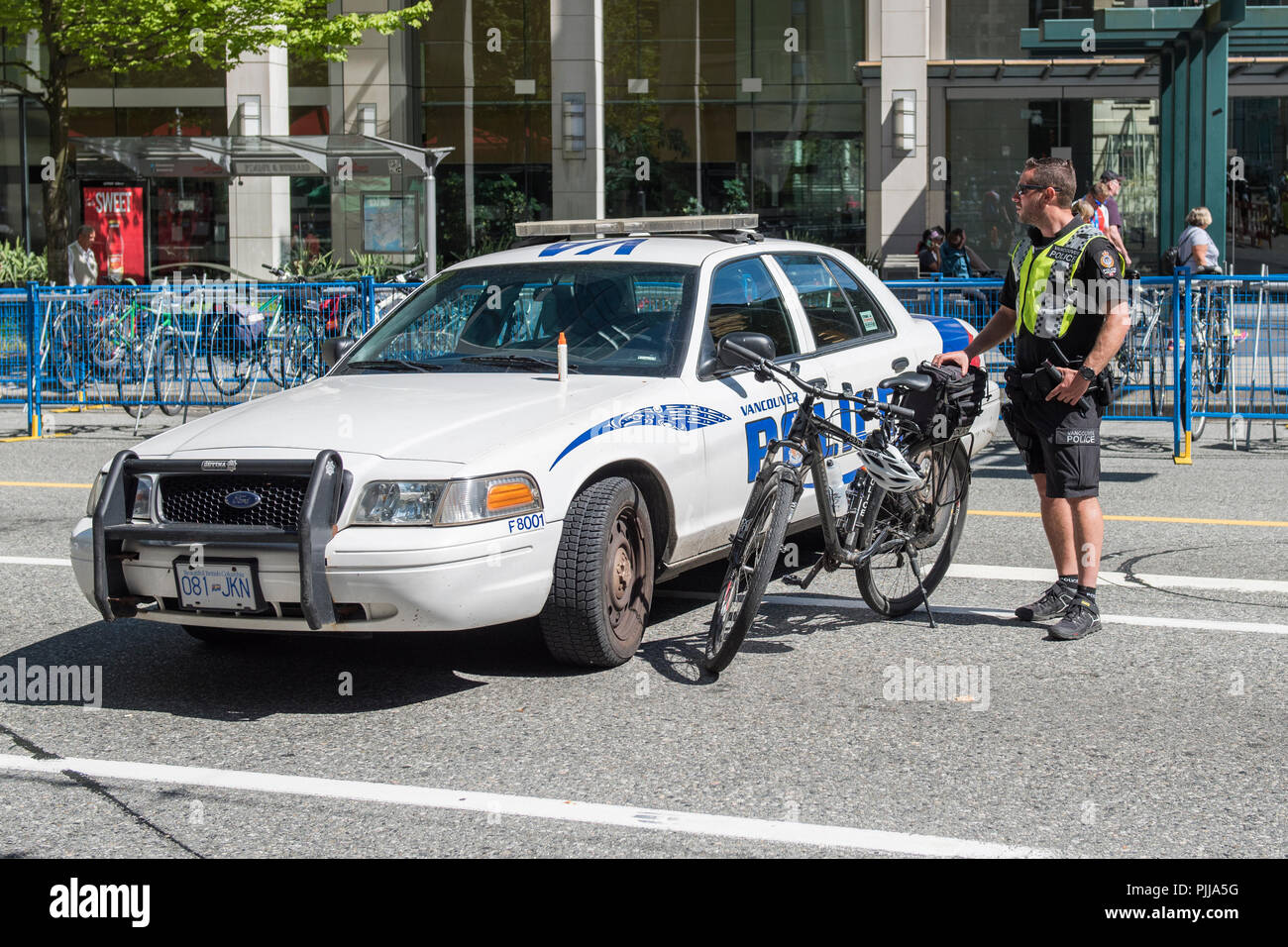 Policier de la ville de Vancouver avec le vélo, et le blocage du véhicule au cours d'une manifestation de rue, ville de Vancouver. Banque D'Images
