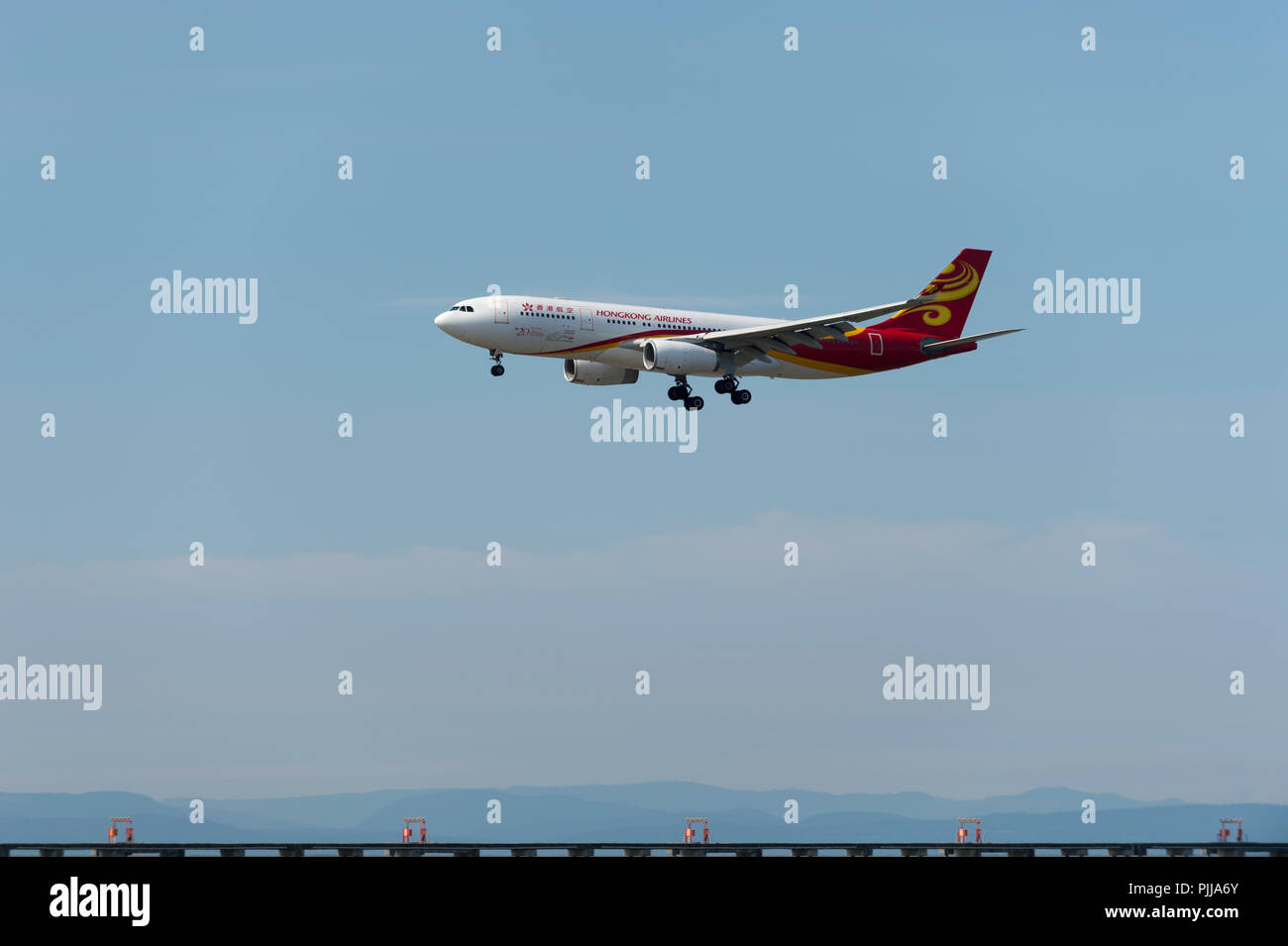 Hong Kong Airlines un corps large 350 en approche sur l'Aéroport International de Vancouver. Banque D'Images