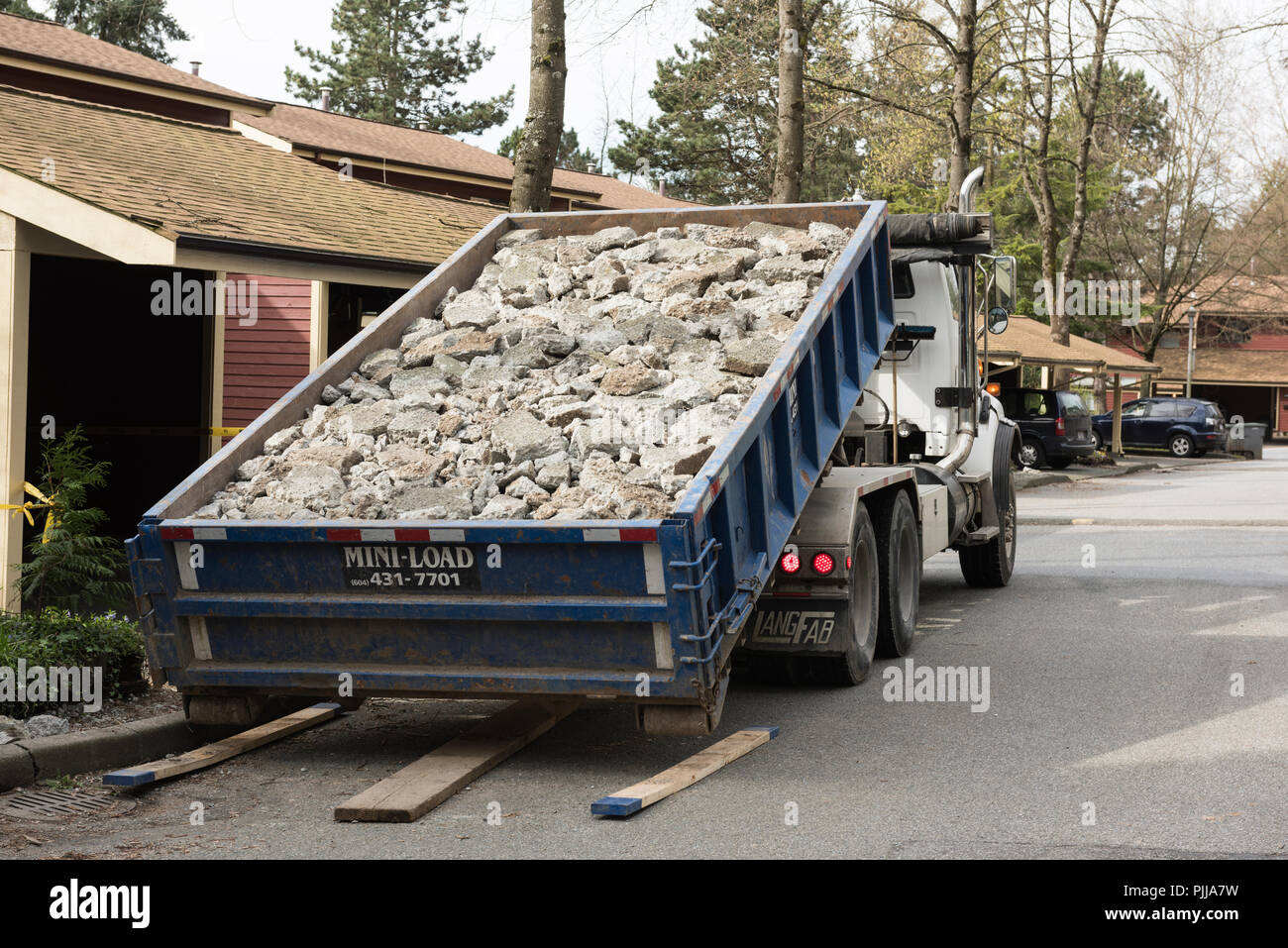 Un bac de morceaux de béton d'être transporté loin. Banque D'Images