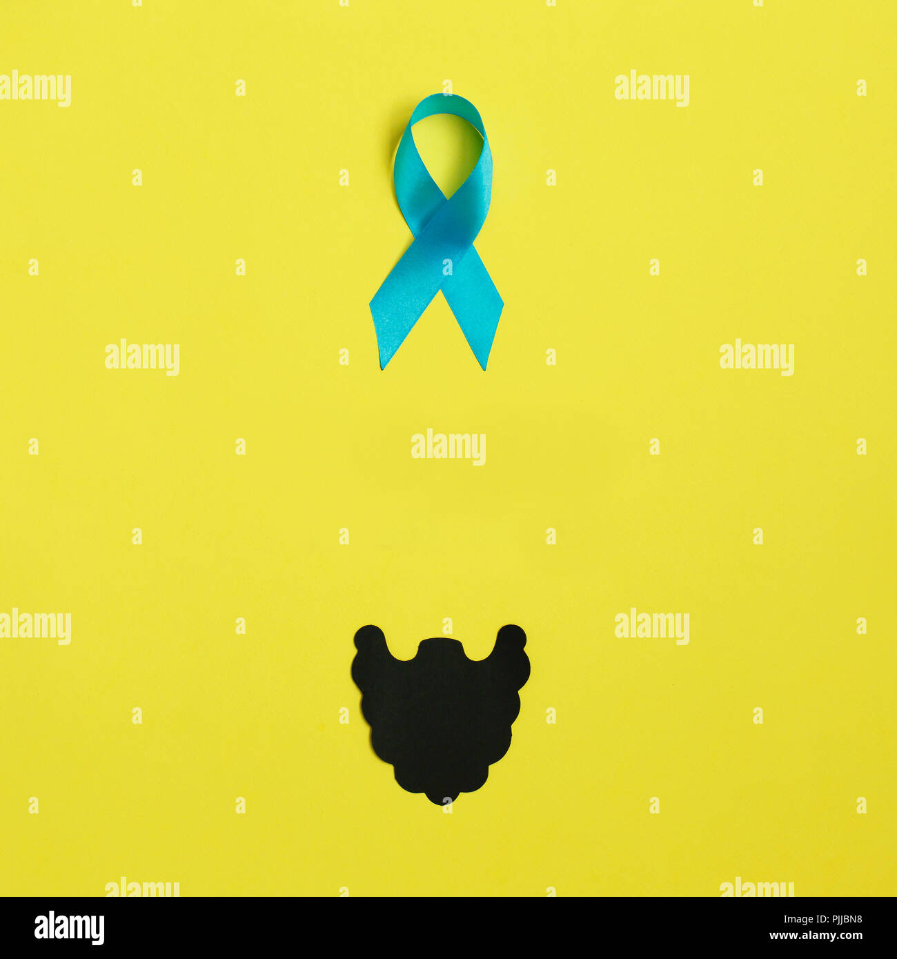 Image d'un homme sur le papier. Beard abd ruban bleu sur fond jaune. Concept de cancer de la prostate Banque D'Images