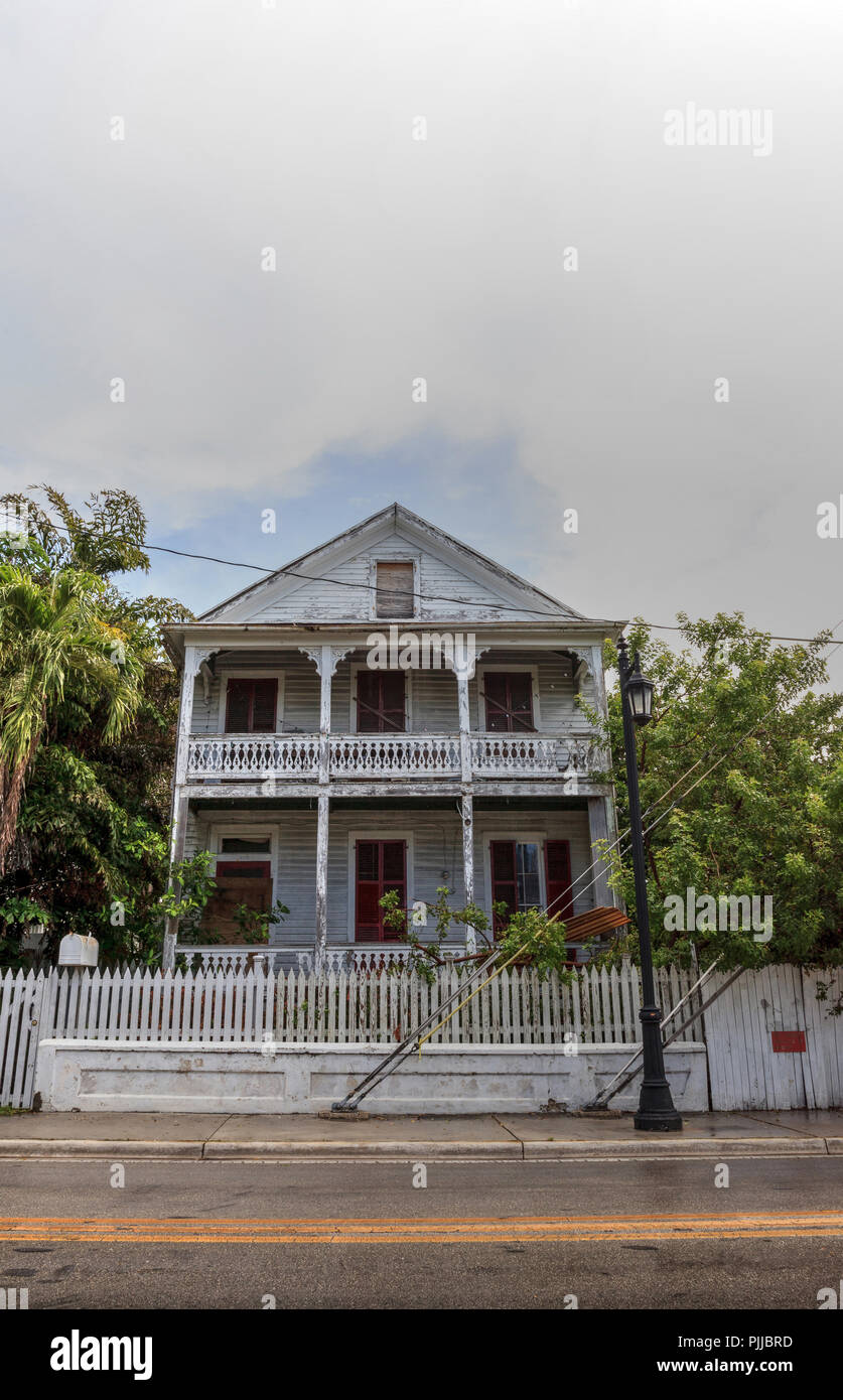 Key West, Floride, USA - 1 septembre 2018 : Ancien cottage de style d'avant qui est dirigé vers le bas à Key West, en Floride. Pour un usage éditorial. Banque D'Images