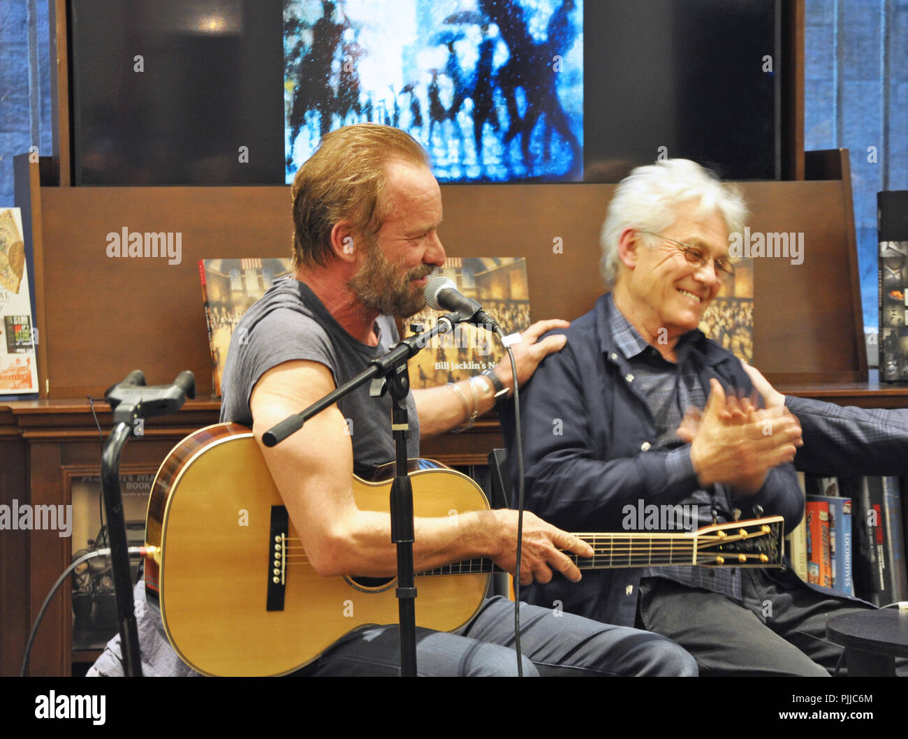 New York, NY. Sting se joint à son ami Bill Jacklin pour son livre de signature au magasin Rizzoli centre-ville de Manhattan. Le 24 mai 2016. @ Veronica Bruno / Alamy Banque D'Images