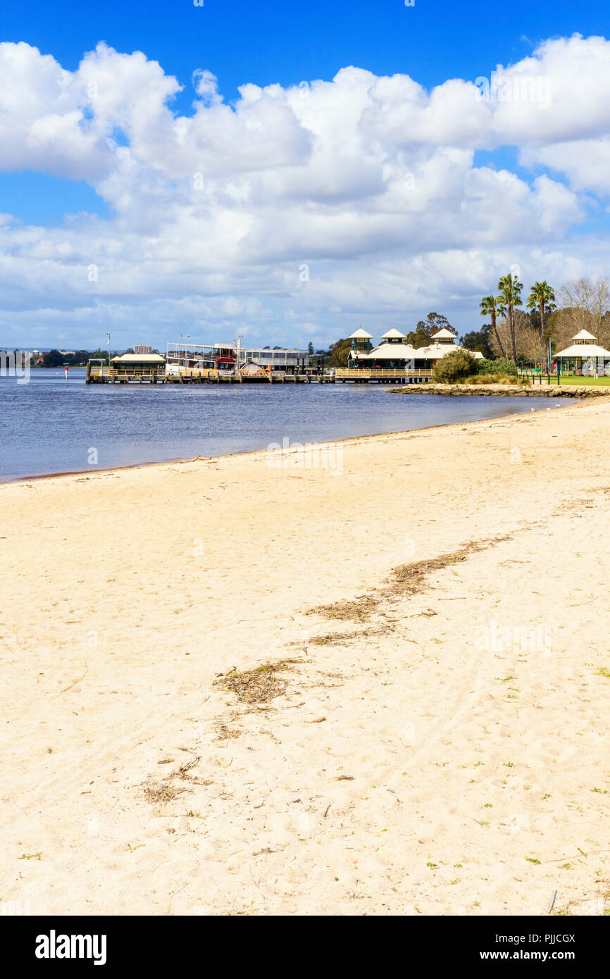 Plage de sable fin le long de la Swan River foreshore, South Perth, Australie occidentale Banque D'Images