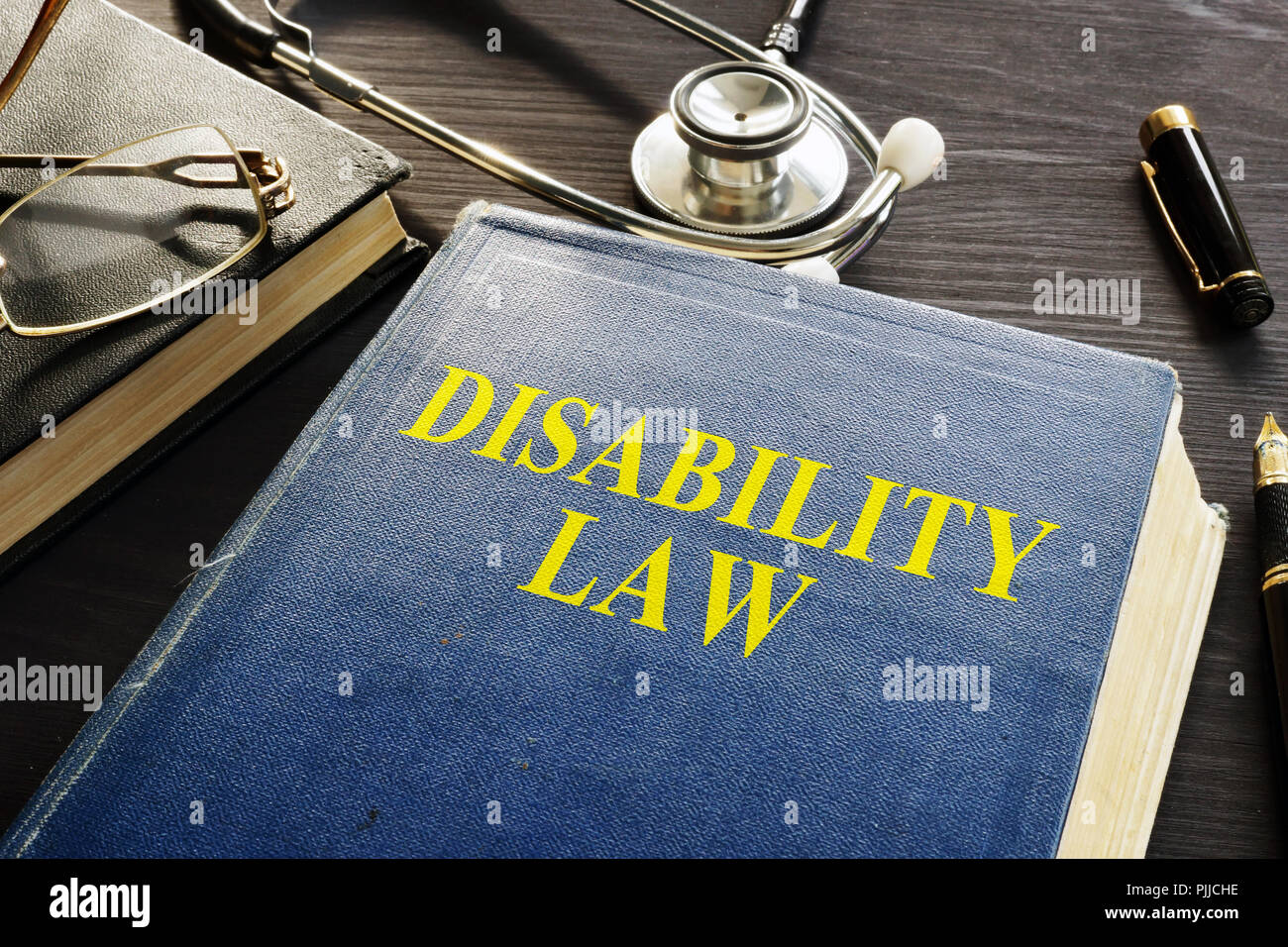 Livre Droit des personnes handicapées et stéthoscope sur un bureau. Banque D'Images