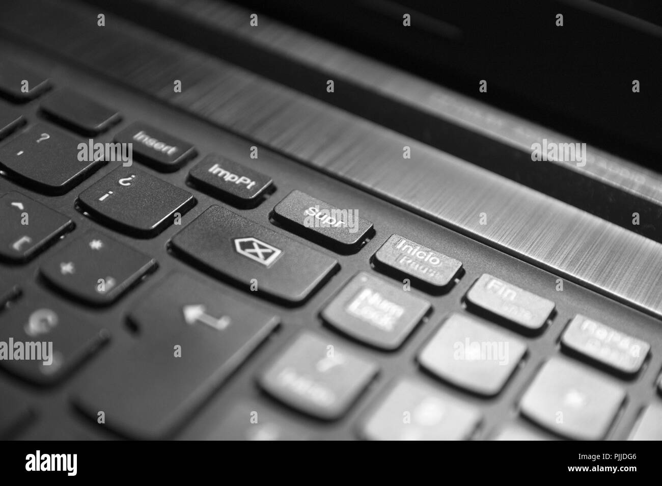 Vue oblique d'un clavier d'ordinateur noir. Et on accorde de l'importance à l'accent sur la touche Suppr du clavier. Banque D'Images