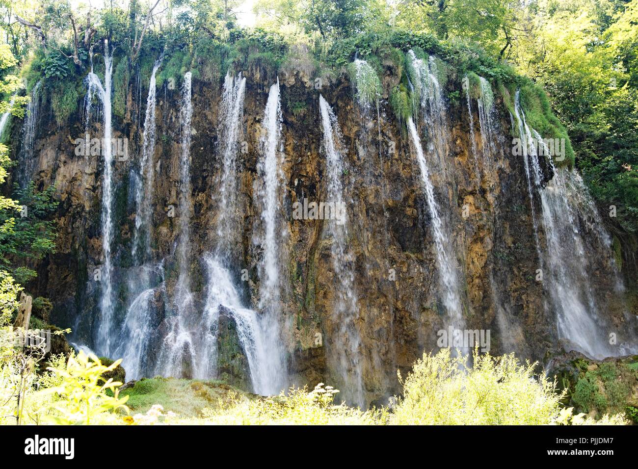 Le parc national des Lacs de Plitvice est le plus populaire de la Croatie une attraction touristique et lieu de beauté naturels protégés. Banque D'Images