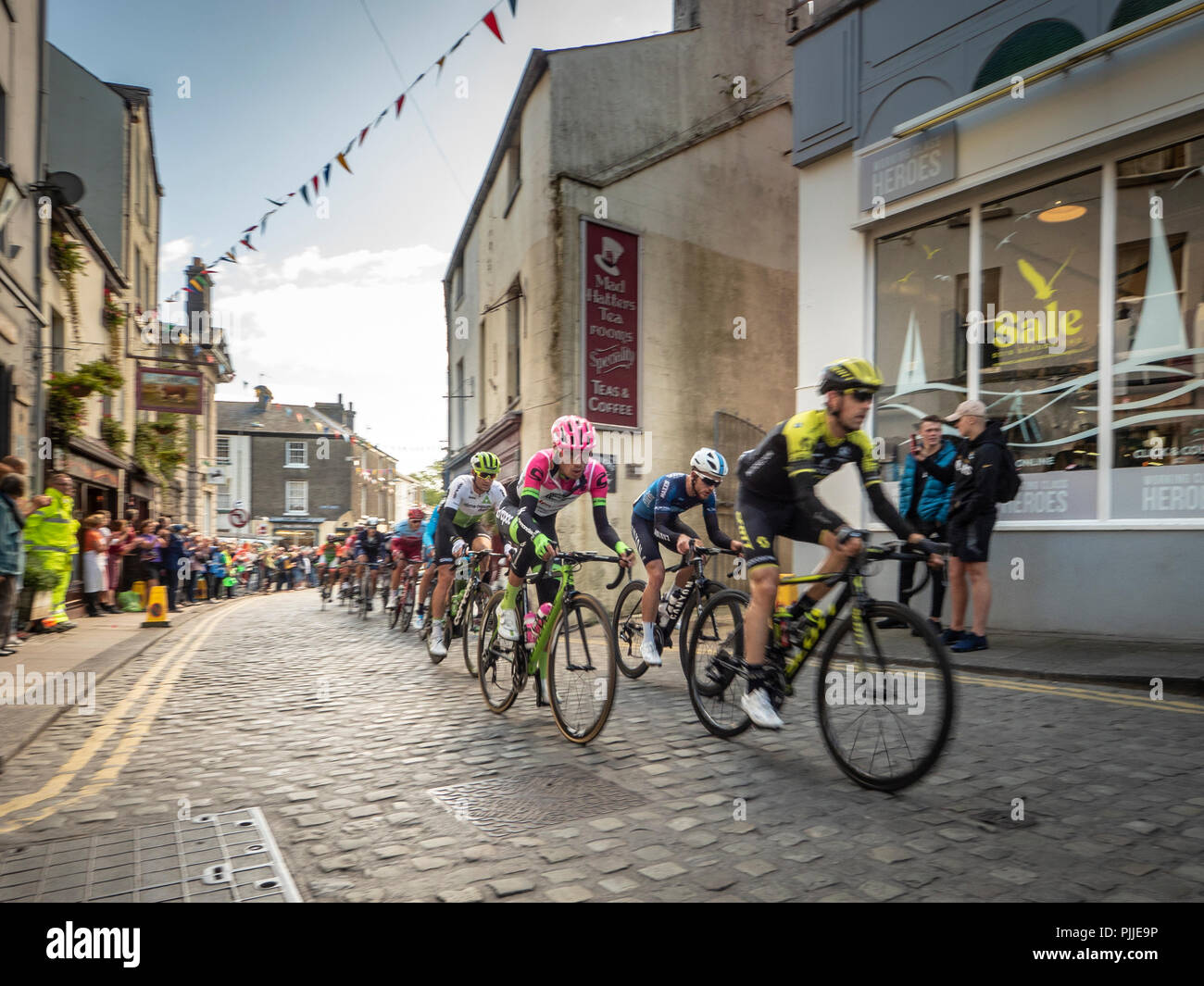 Ulverston, UK. 7 septembre 2018. Le peleton vient par Ulverston, Cumbria sur l'étape 6 du Tour de Grande-Bretagne 2018 Crédit : Rob Sutherland/Alamy Live News Banque D'Images