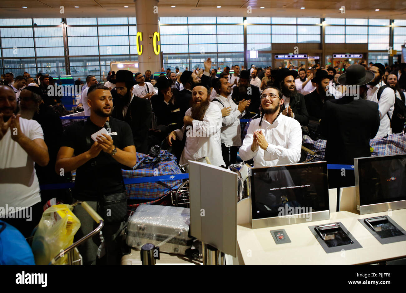 Tel Aviv, Israël. Sep 6, 2018. Les hommes juifs ultra-orthodoxes de Bratslav sect danser et chanter comme ils vérifier pour les vols à destination de la ville ukrainienne de l'aéroport international Ben-Gurion à Ouman près de Tel Aviv, Israël, le 6 septembre 2018. Sur le Nouvel An juif en septembre, des dizaines de milliers de juifs religieux s'envoleront à Ouman pour prier sur la tombe de Rabbi Nahman de Bratslav, qui a fondé le mouvement juif hassidique nommé d'après lui à la fin du 18e siècle. Credit : Gil Cohen Magen/Xinhua/Alamy Live News Banque D'Images