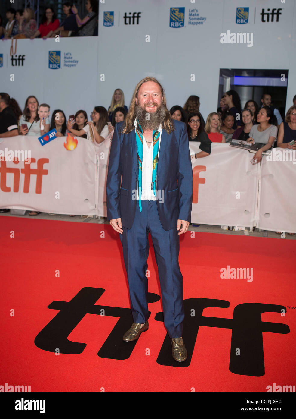 Toronto, Canada. Sep 6, 2018. Réalisateur David Mackenzie pose pour photos avant la première mondiale du film d'ouverture 'Outlaw King' au Roy Thomson Hall au cours de la 2018 Festival International du Film de Toronto (TIFF) à Toronto, Canada, le 6 septembre 2018. Credit : Zou Zheng/Xinhua/Alamy Live News Banque D'Images