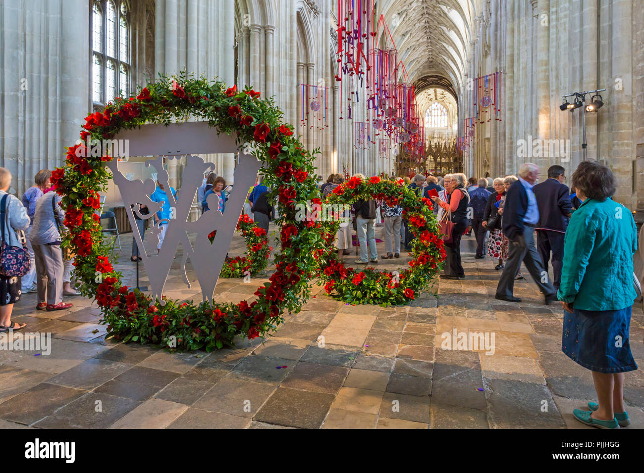 Winchester, Hampshire, Royaume-Uni. 30Th Jun 2018. Des milliers d'Illumination visite Fête des Fleurs du 5 au 9 septembre pour voir plus de 50 000 fleurs et 400 variations différentes de fleurs et feuillage dans la cathédrale de Winchester - le parfum et la couleur évoquant les sens comme visiteurs flânerie. Une superbe gamme d'arrangements floraux inspirés par la magnifique Bible de Winchester, la plus grande et plus belle 12ème siècle survivant English Bible. Credit : Carolyn Jenkins/Alamy Live News Banque D'Images