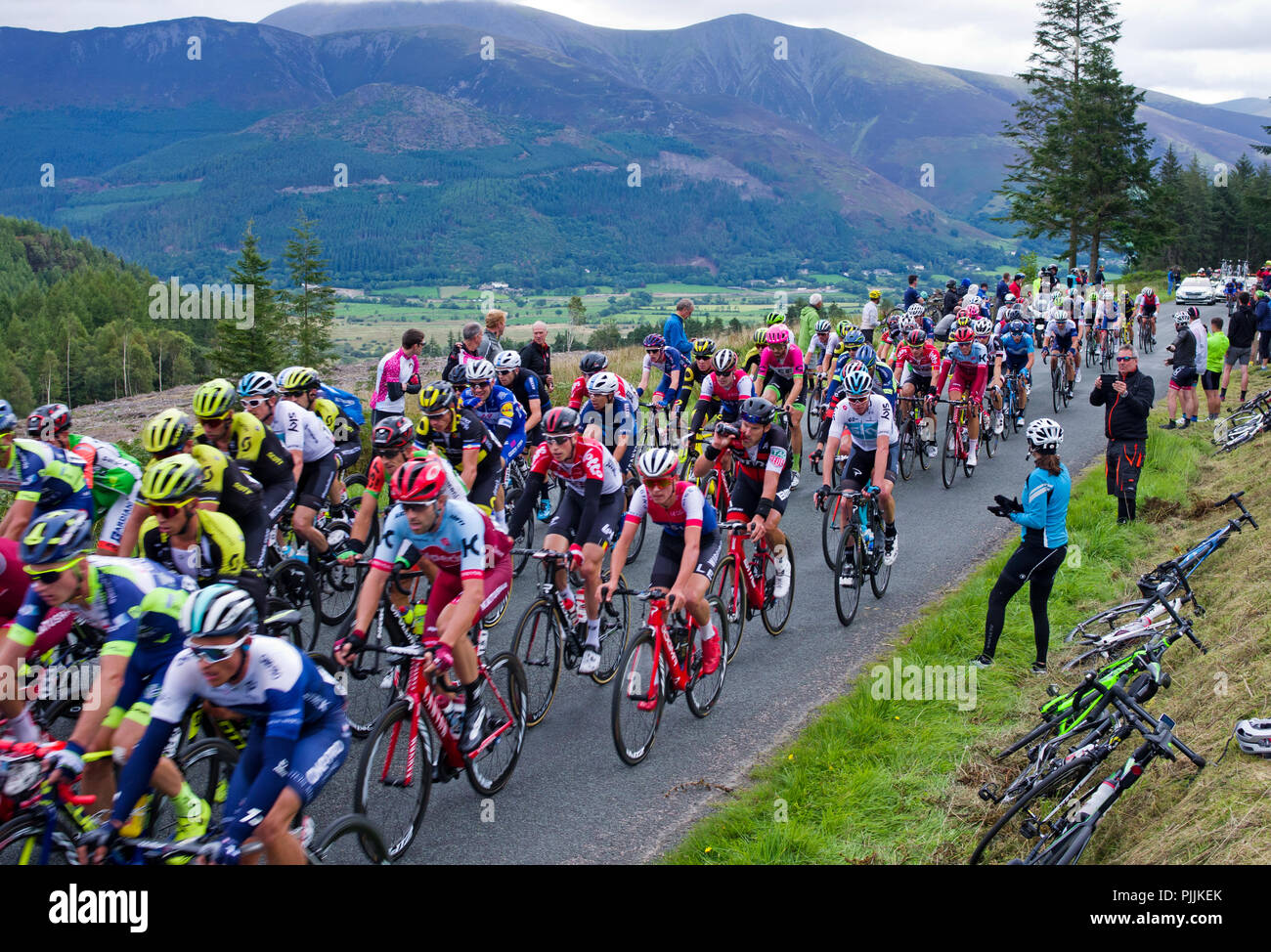 Spectateurs regarder le peloton principal passer à travers sur la première ascension de Whinlatter Pass, l'étape 6 de la Tour de Bretagne à vélo, le 7 septembre 2018, Chris Froome, école de l'équipe Sky, sur le côté gauche de la route. L'augmentation de la montagne de l'autre côté de la vallée est Skiddaw. Credit : Julie friteuse/Alamy Live News Banque D'Images