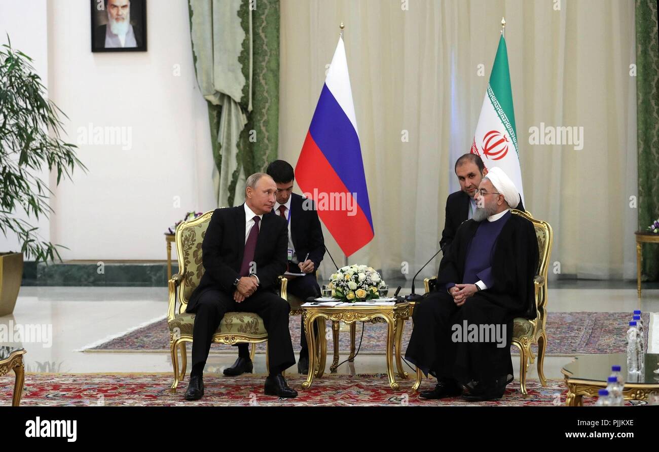 Téhéran, Iran. 7 septembre 2018. Le président russe Vladimir Poutine, à gauche, avec le président iranien Hassan Rohani avant le début d'une réunion bilatérale à la suite du sommet trilatéral sur la Syrie au Centre International de Conférence le 7 septembre 2018 à Téhéran, Iran. Credit : Planetpix/Alamy Live News Banque D'Images