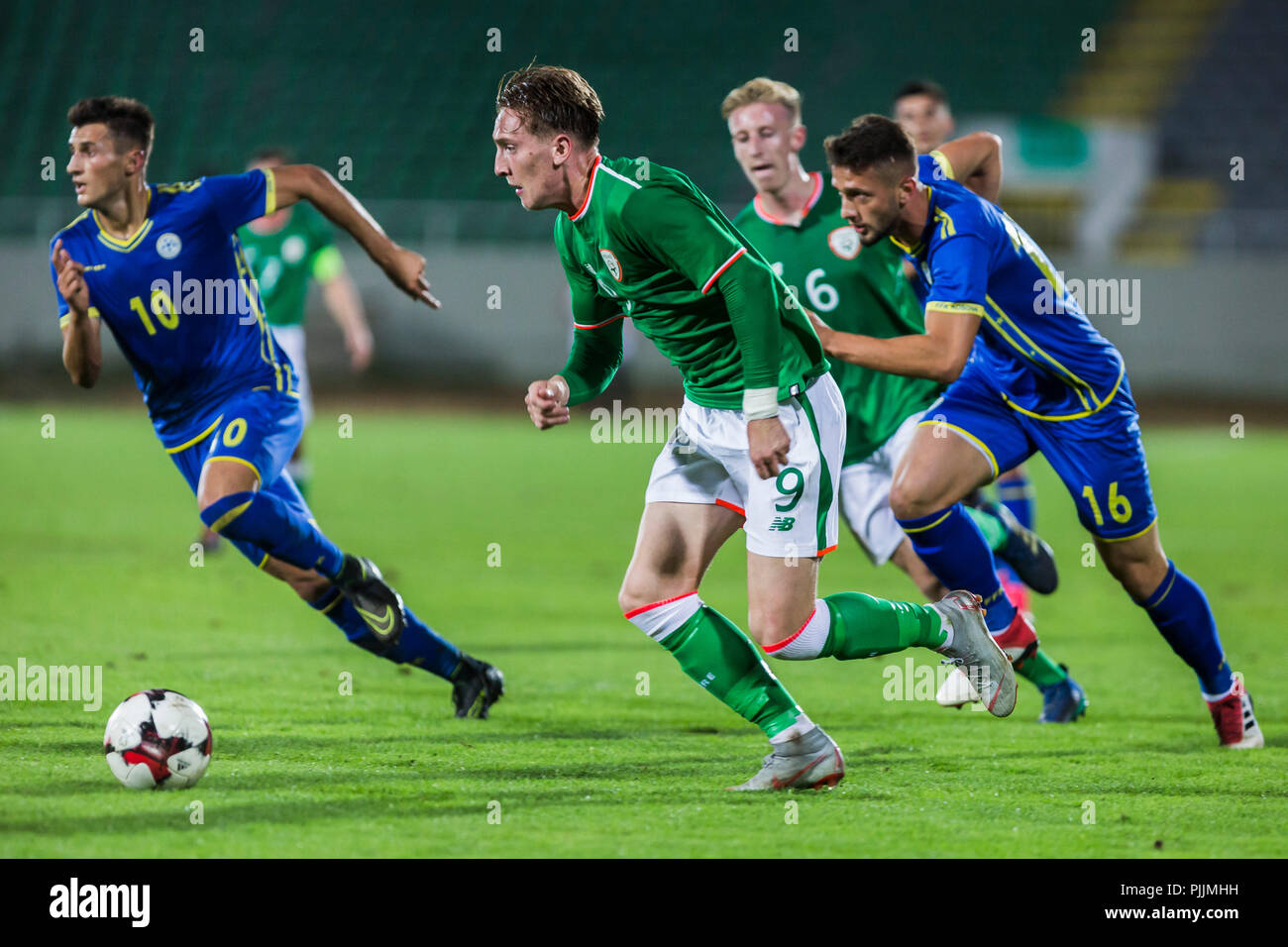 De Mitrovica, au Kosovo. 7 septembre 2018. En vertu de l'UEFA 21 championnat d'Apply, Kosovo U21 contre République d'Irlande U21 ; Ronan Curtis de République d'Irlande se brise au-delà de la défense nationale : Action Crédit Plus Sport Images/Alamy Live News Banque D'Images