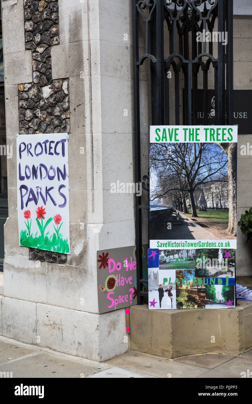 Londres, Royaume-Uni. 7 Septembre, 2018. Signes utilisés par les jardins de la Tour Victoria Save campagne qui s'oppose au développement d'une partie significative de la classe II-énumérés Park aux côtés du Parlement britannique pour un mémorial de l'Holocaust et de l'infrastructure de sécurité qui les accompagnent. Certains signes ont été peints par des enfants qui utilisent une aire qui serait affectée négativement par le développement. Bienvenue à un des militants Holocaust Memorial mais sur un site plus approprié. Credit : Mark Kerrison/Alamy Live News Banque D'Images