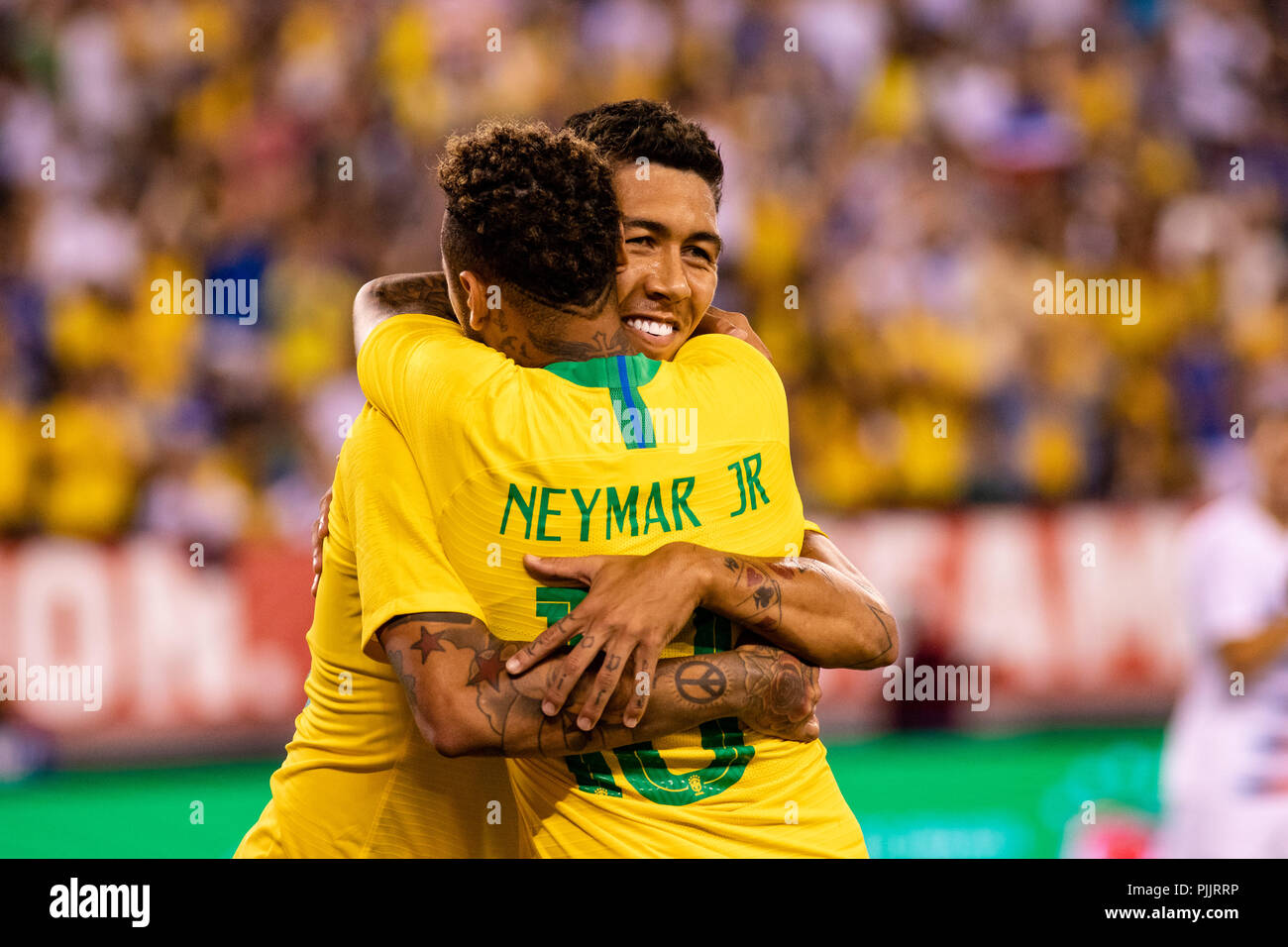 East Rutherford, NJ, USA. 7e Septembre, 2018. Roberto Firmino (20) célèbre avec Neymr (10) après avoir marqué le premier but aux etats unis contre le Brésil soccer amical. © Ben Nichols/Alamy Live News Banque D'Images