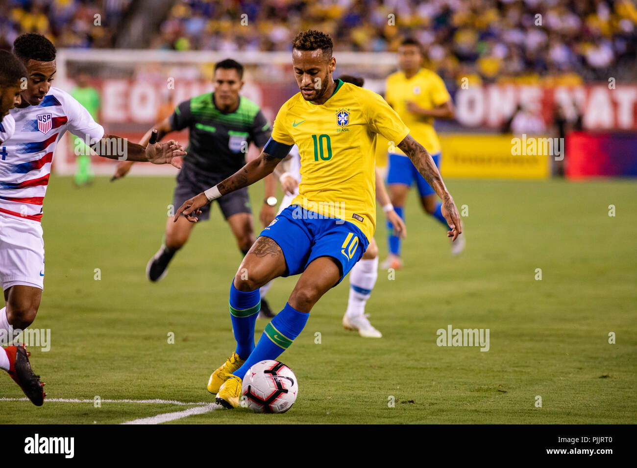 East Rutherford, NJ, USA. 7e Septembre, 2018. Neymar (10) traverse la défense aux etats unis contre le Brésil soccer amical. © Ben Nichols/Alamy Live News. Banque D'Images