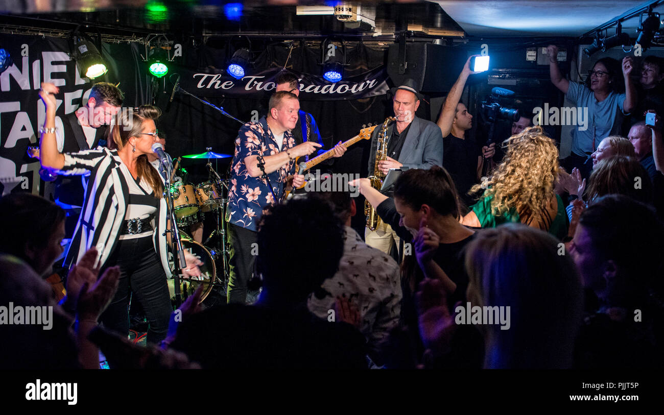 Londres, Royaume-Uni. 7 septembre 2018. Phénomène 80s band Daniel prend un train, qui a obtenu un contrat de 30 ans après sa rupture, en concert au Troubadour à Londres avec danser les spectateurs autour d'eux. Credit : Ernesto Rogata/Alamy Live News. Banque D'Images Londres, Royaume-Uni. 7 septembre 2018. Phénomène 80s band Daniel prend un train, qui a obtenu un contrat de 30 ans après sa rupture, en concert au Troubadour à Londres avec danser les spectateurs autour d'eux. Credit : Ernesto Rogata/Alamy Live News. Banque D'Images