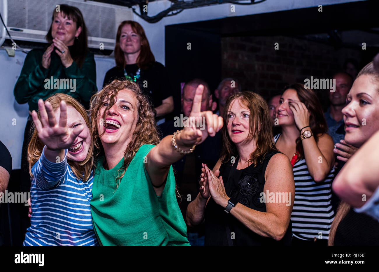 Londres, Royaume-Uni. 7 septembre 2018. Phénomène 80s band Daniel prend un train, qui a obtenu un contrat de 30 ans après sa rupture, en concert au Troubadour à Londres. Fans devenir fou à l'avant. Credit : Ernesto Rogata/Alamy Live News. Banque D'Images Londres, Royaume-Uni. 7 septembre 2018. Phénomène 80s band Daniel prend un train, qui a obtenu un contrat de 30 ans après sa rupture, en concert au Troubadour à Londres. Fans devenir fou à l'avant. Credit : Ernesto Rogata/Alamy Live News. Banque D'Images