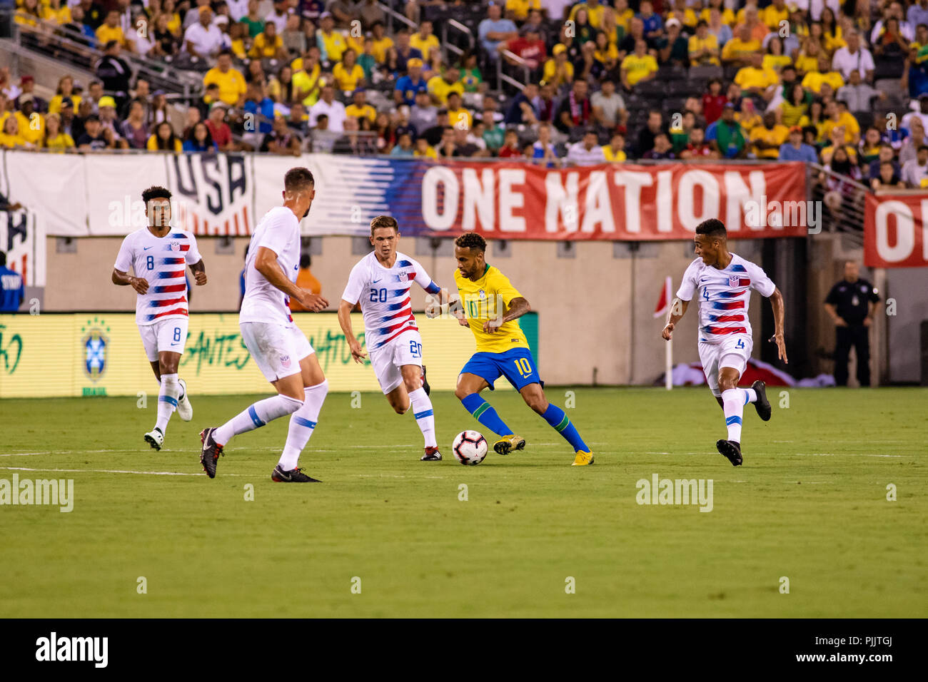 East Rutherford, NJ, USA. 7e Septembre, 2018. (10) Neymar dribble entre quatre défenseurs des États-Unis dans la première moitié. © Ben Nichols/Alamy Live News Banque D'Images