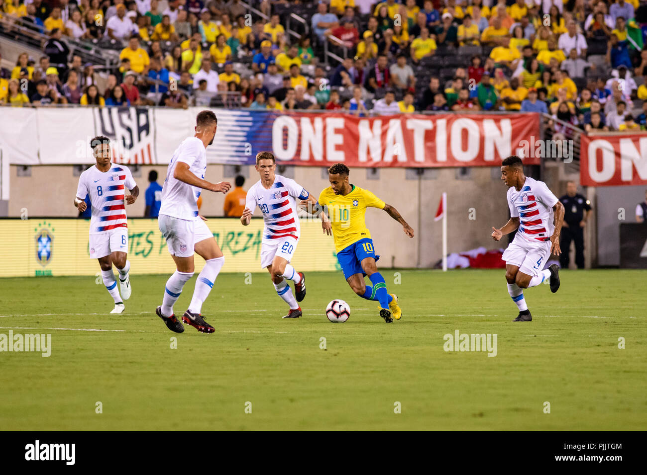 East Rutherford, NJ, USA. 7e Septembre, 2018. (10) Neymar dribble entre quatre défenseurs des États-Unis dans la première moitié. © Ben Nichols/Alamy Live News Banque D'Images