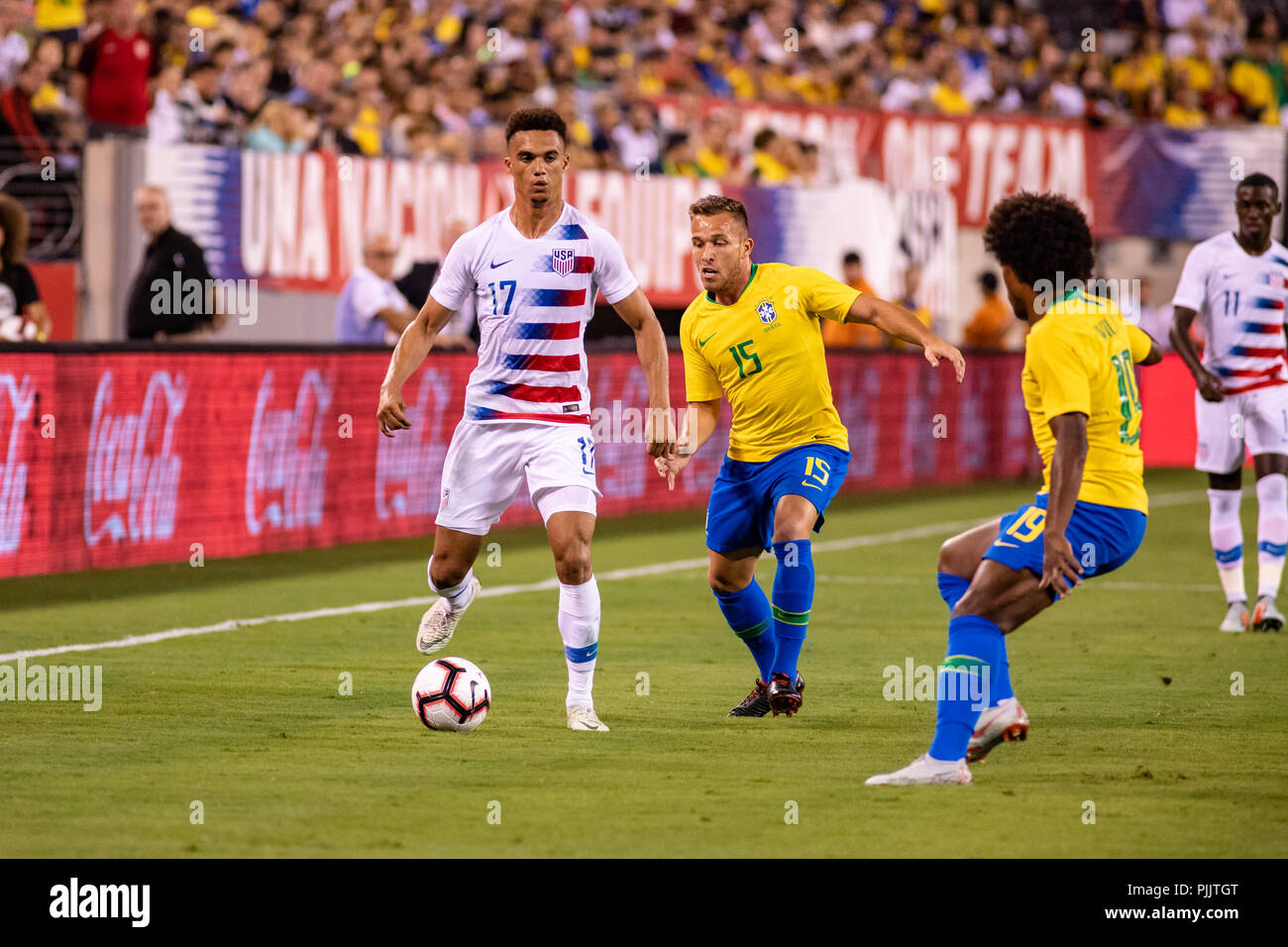 East Rutherford, NJ, USA. 7e Septembre, 2018. Antonee Robinson (17) travailler autour de Arthur (15) et Willian (19) dans la seconde moitié. © Ben Nichols/Alamy Live News Banque D'Images