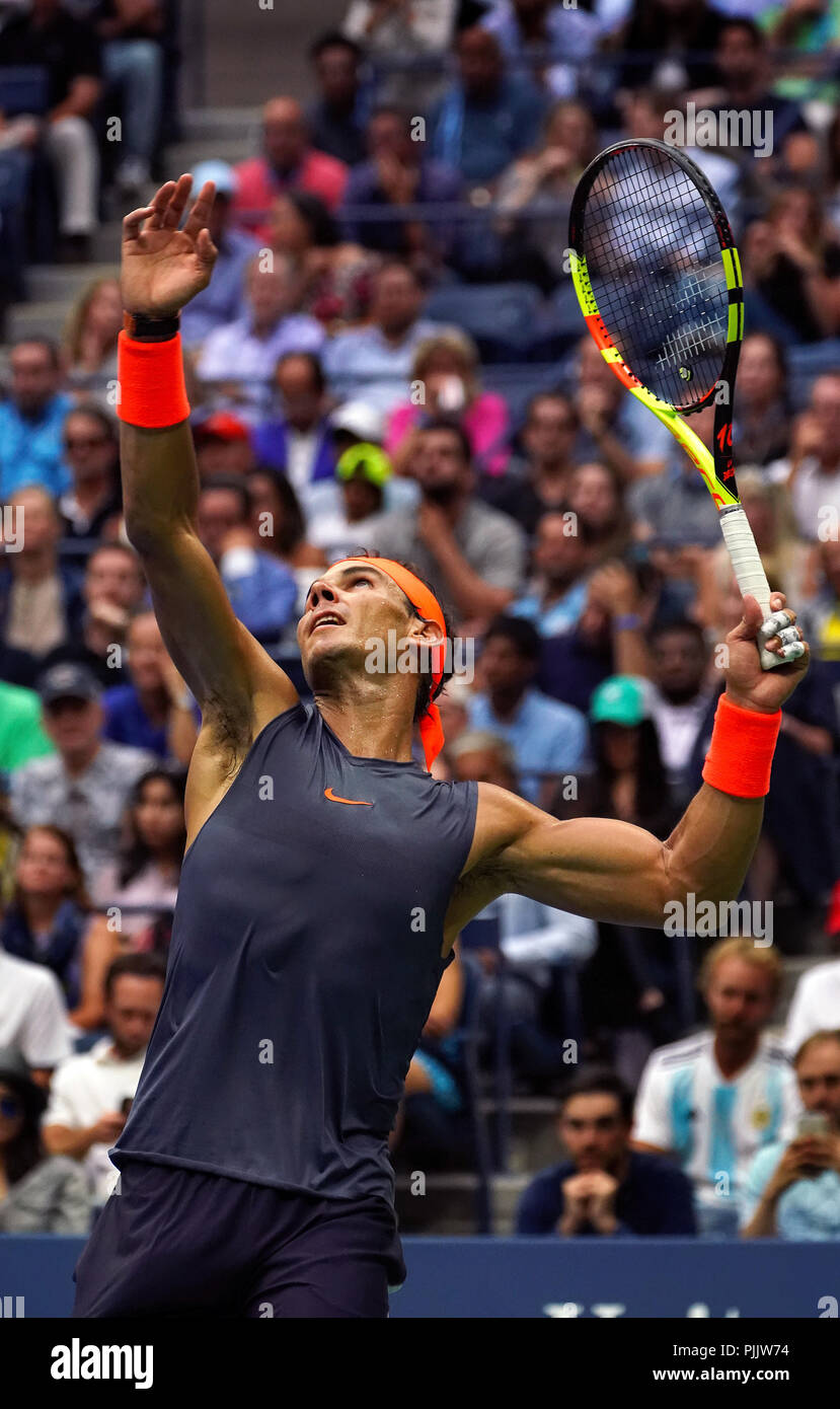 New York, USA. 7 septembre 2018. US Open de Tennis : Rafael Nadal au service de l'Espagne à l'Argentine, Juan Martin del Potro en demi-finale, au cours de leur match à l'US Open à Flushing Meadows, New York. Nadal a pris sa retraite après le deuxième et del Potro fera face à Novak Djokovic en finale de dimanche. Crédit : Adam Stoltman/Alamy Live News Banque D'Images