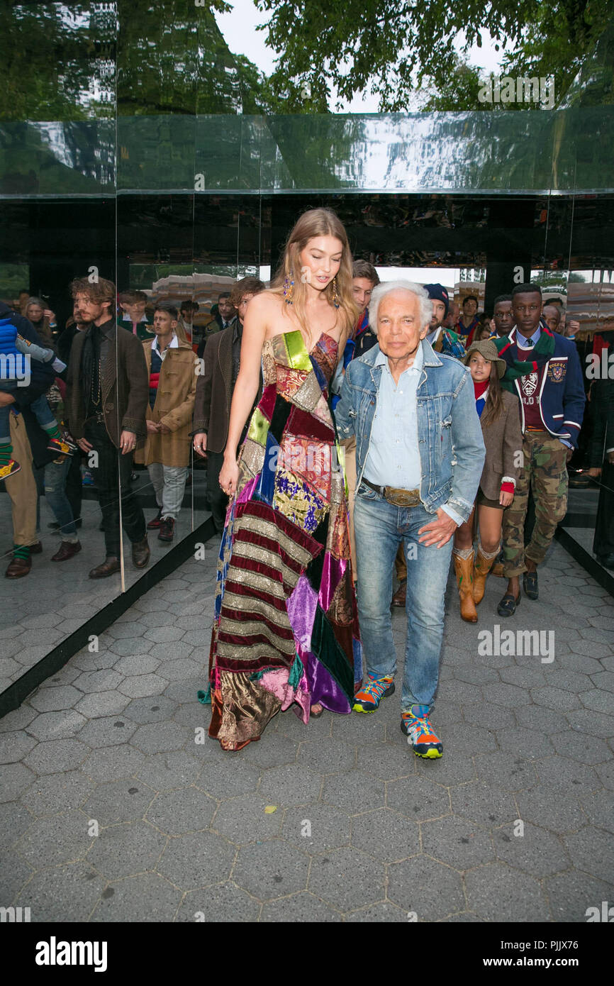 Ralph Lauren fête son 50e anniversaire avec un défilé dans Central Park à New York. Top Model Gigi Hadid se trouve être un invité spécial. Piste exclusive backstage et images sont capturées. Banque D'Images