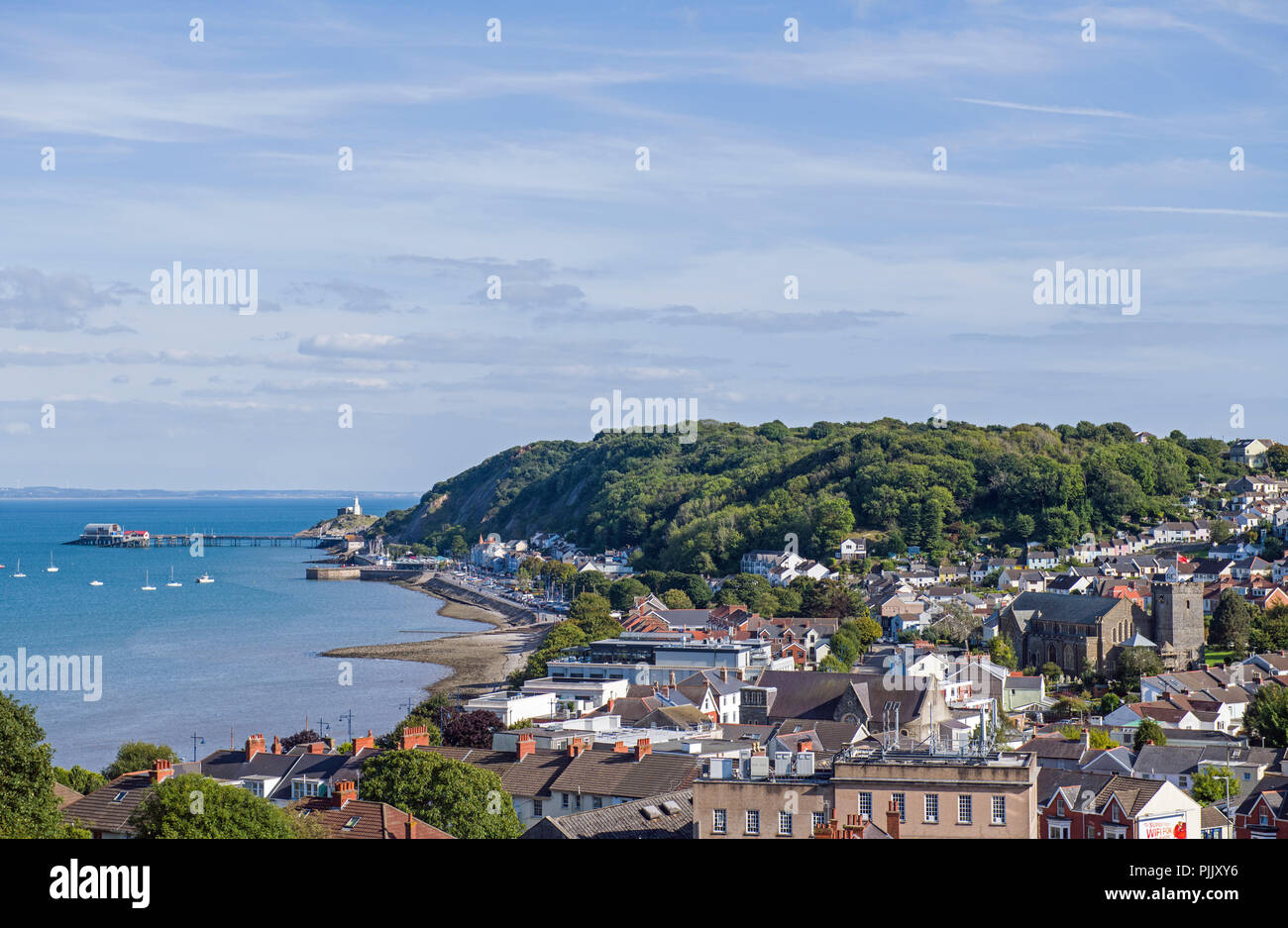 Regardant vers le bas sur les Mumbles Swansea village côtier à proximité du château d'Oystermouth dans le sud du Pays de Galles Banque D'Images