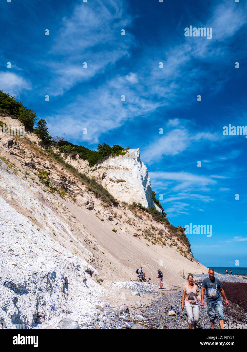 Les touristes à marcher, Møns Klint, célèbres falaises de craie, île de Mons, le Danemark, l'Europe. Banque D'Images
