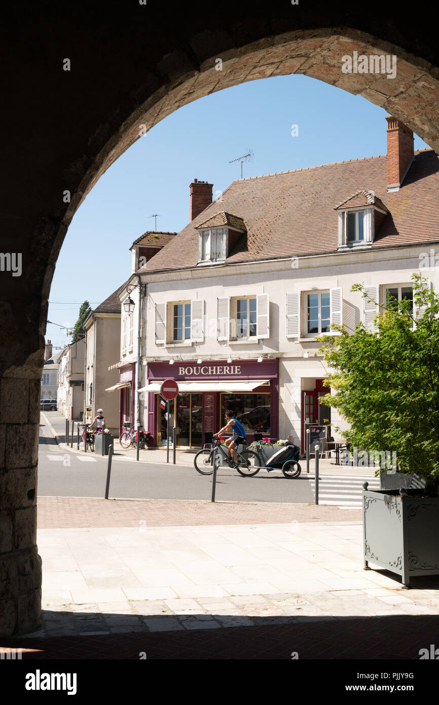 Remorquage vélo homme Châteauneuf-sur-Loire, Loiret, France, Europe Banque D'Images