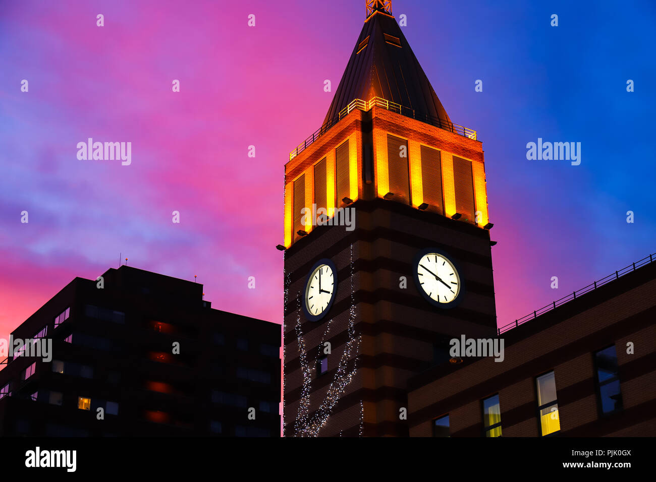 Vue de la tour de l'horloge dans le Dniepr ville sur l'arrière-plan d'un coucher de soleil pourpre de nuit (Dnipro Dnipropetrovsk, Dnipropetrovsk, Ukraine), Banque D'Images