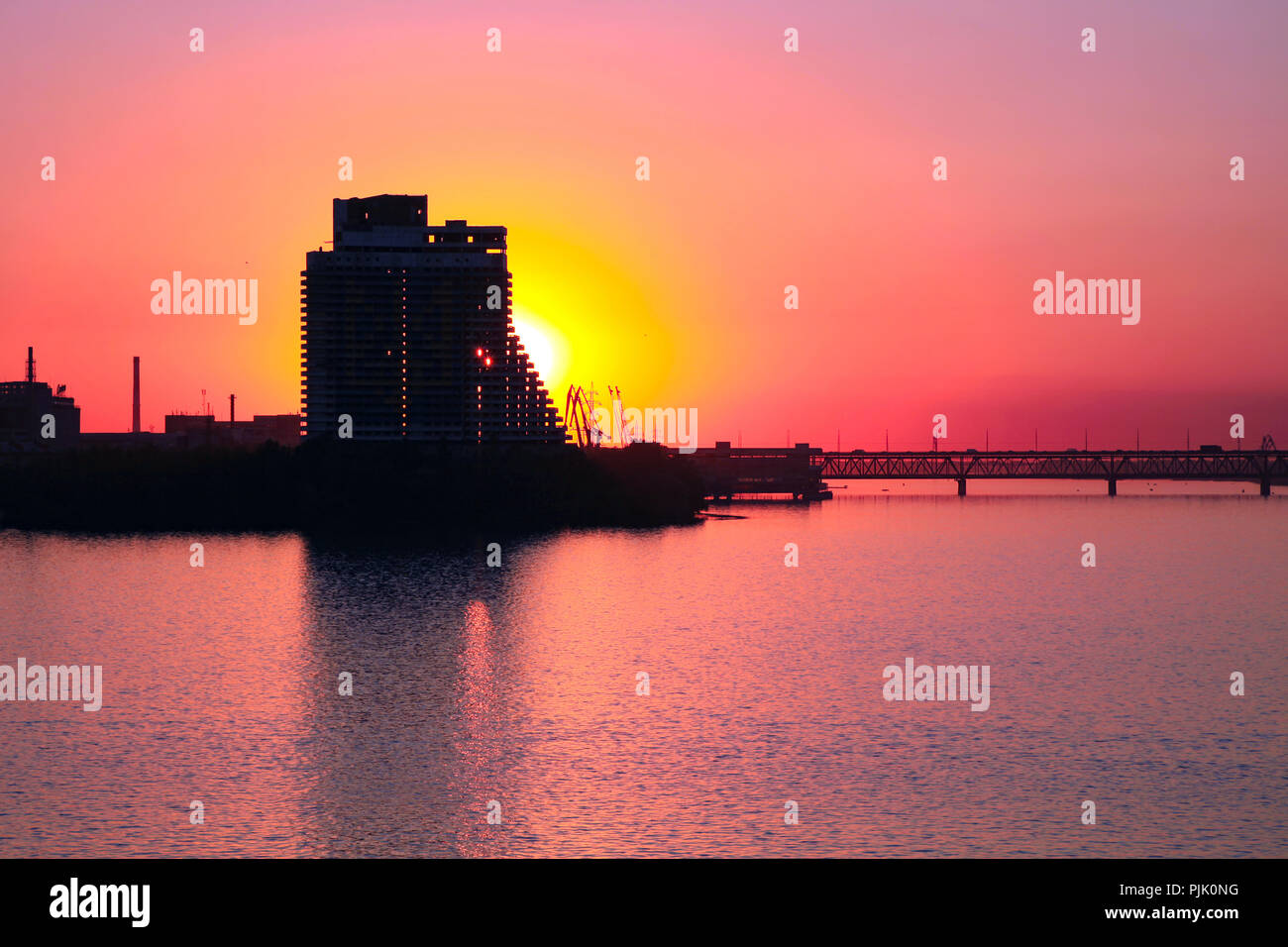 Silhouette d'un gratte-ciel et pont sur un coucher de soleil rose, fond sur le Dniepr dans le Dniepr Dniepropetrovsk, Dnepr (ville), de l'Ukraine. Banque D'Images