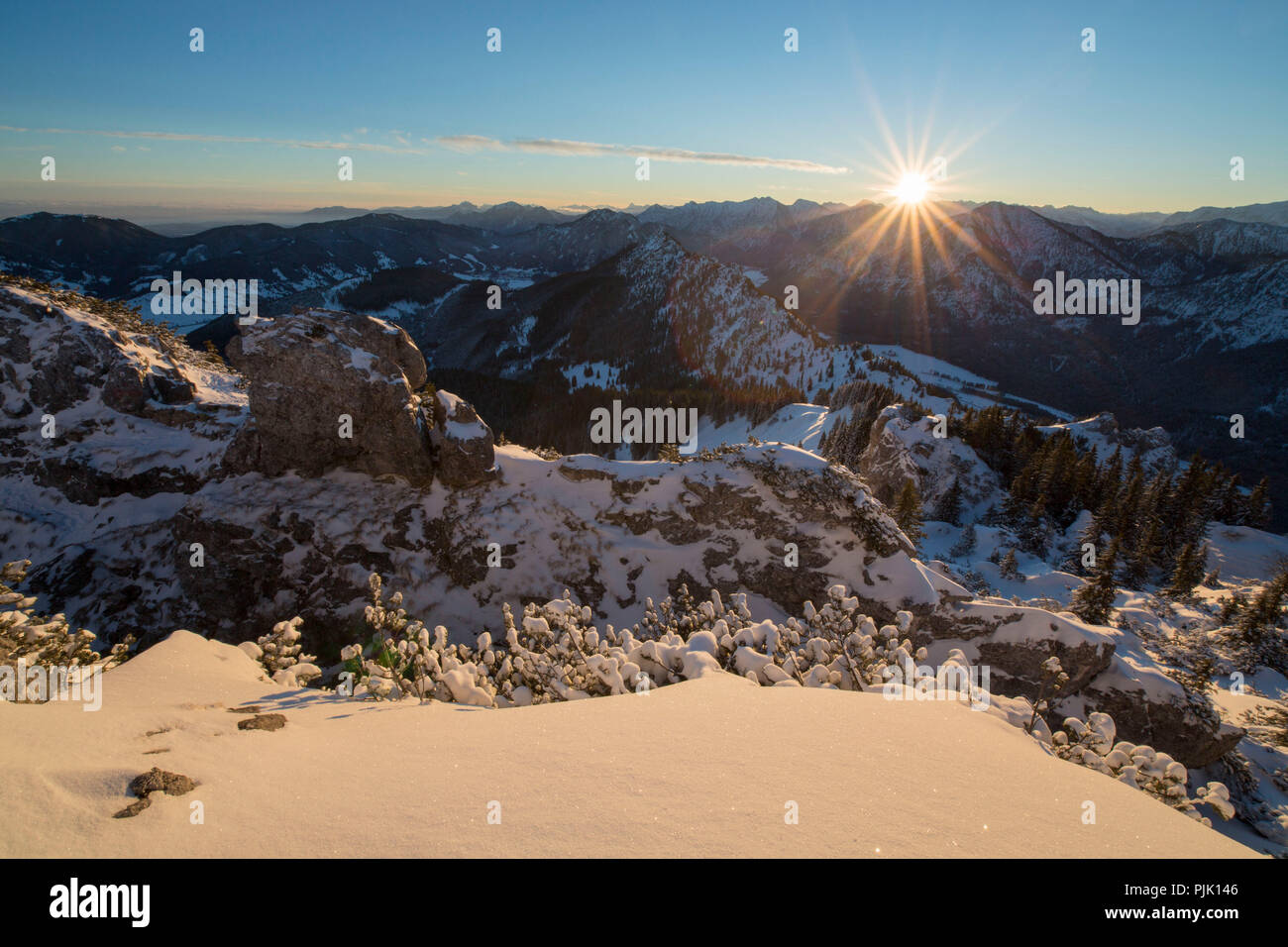 Lever du soleil à l'Teufelstättkopf (montagne) en hiver, près de l'Oberammergau, Alpes, Upper Bavaria, Bavaria, Germany Banque D'Images