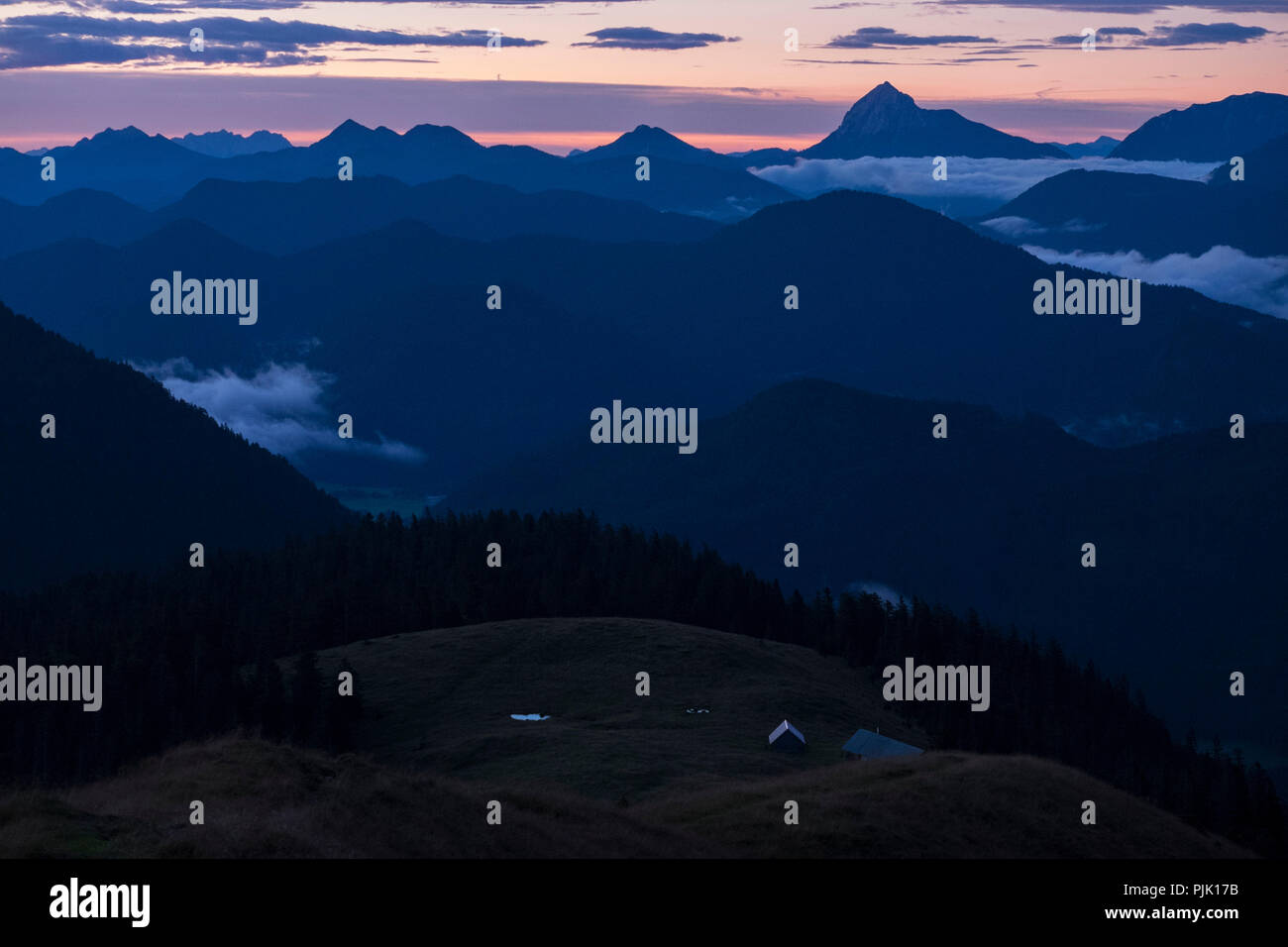Vue depuis le Hirschhörndl Guffert au lever du soleil, Préalpes, Alpes bavaroises, Upper Bavaria, Bavaria, Germany Banque D'Images