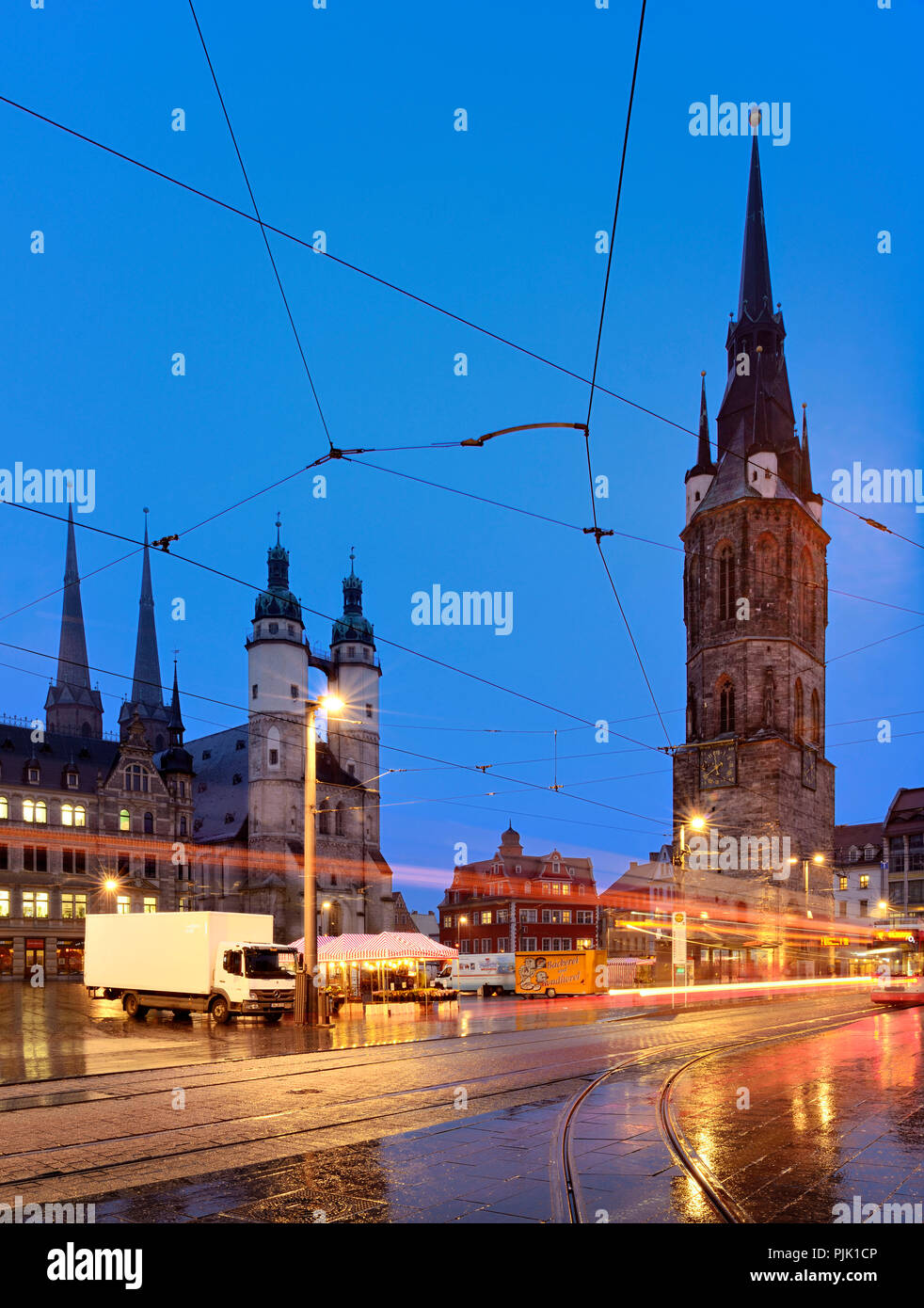 Allemagne (Saxe-Anhalt), Halle (Saale), Place du marché, l'église du marché et la Tour Rouge, crépuscule, light trails du tramway Banque D'Images