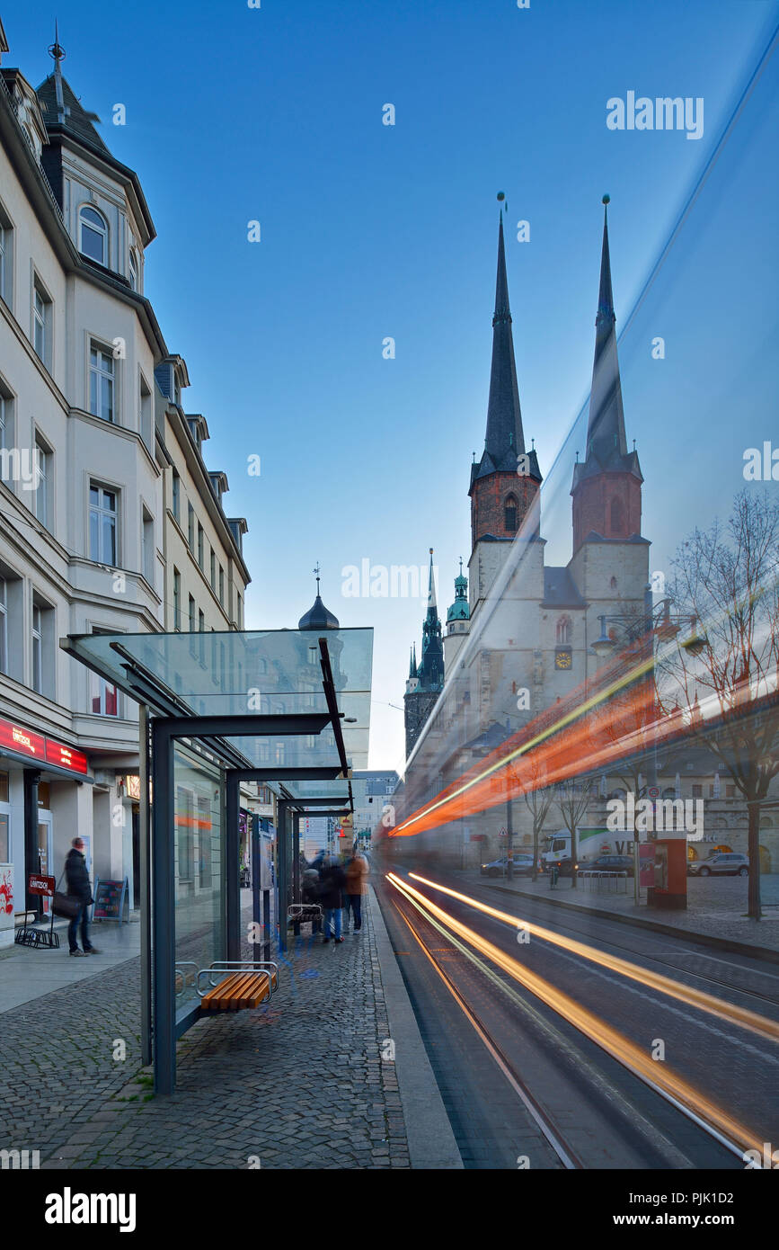 Allemagne (Saxe-Anhalt), Halle (Saale), Hallmarkt marché, église et tour rouge, crépuscule, light trails du tramway Banque D'Images