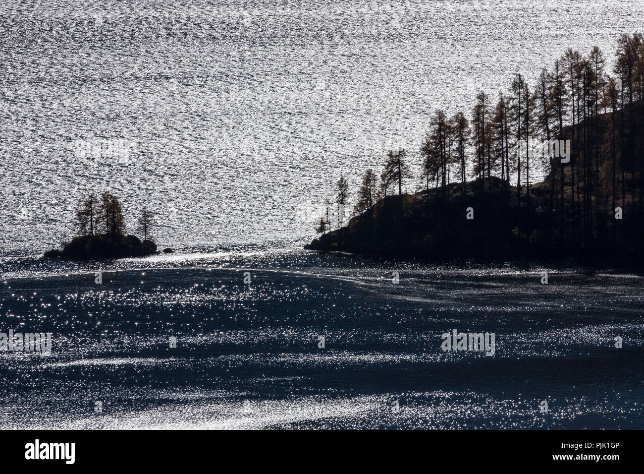 L'après-midi soleil brille sur le Lac de Sils en Engadine et crée un fascinant jeu d'Ombres et lumières sur le lac, Grisons, Suisse Banque D'Images