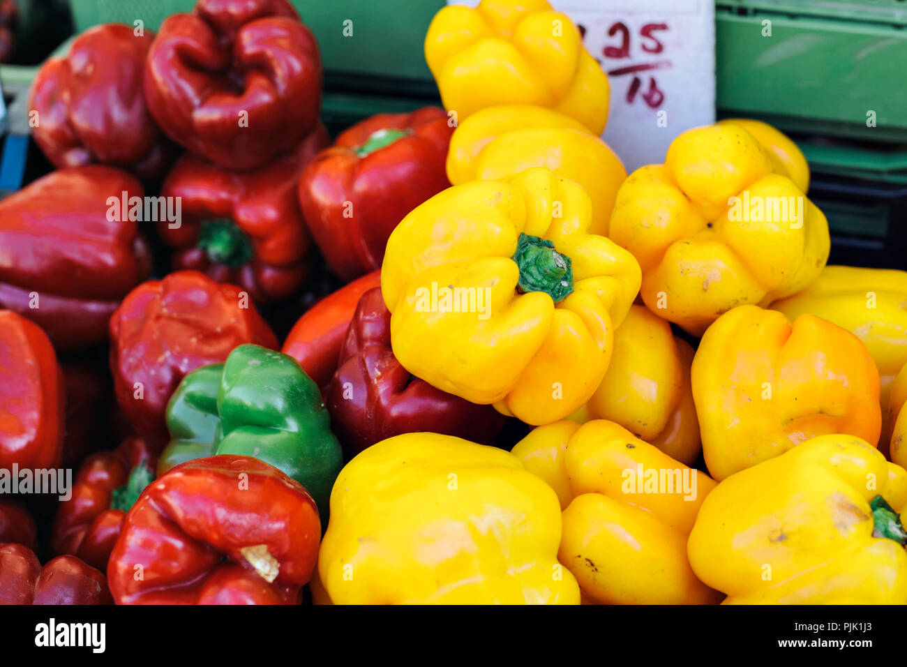 Une pile de rouge, jaune et vert, les poivrons au farmers market Banque D'Images