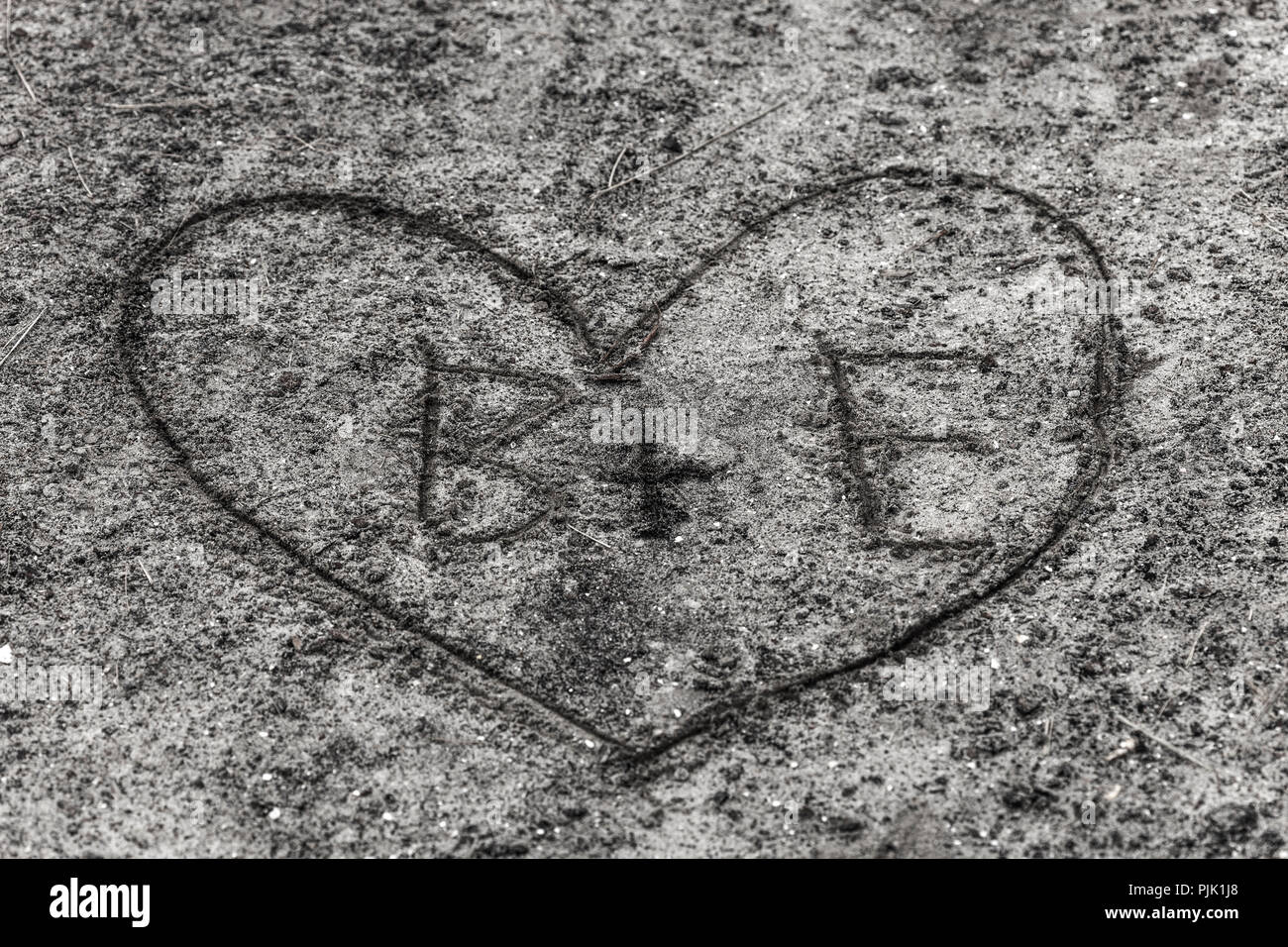 Coeur dessiné dans le sable avec les lettres 'B  + E' Banque D'Images