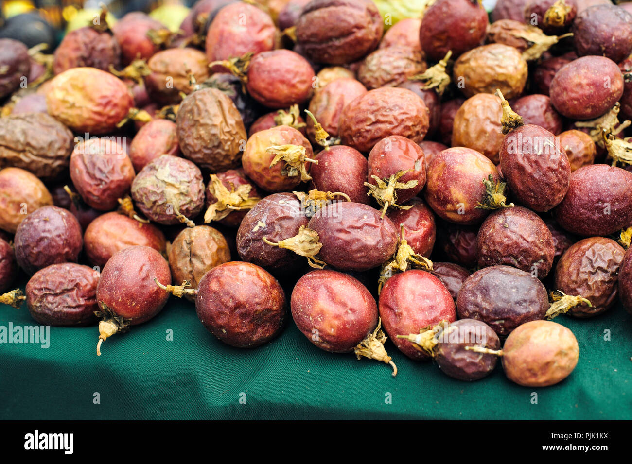Avis de rouge passion fruits empilées dans un marché de fermiers stall Banque D'Images