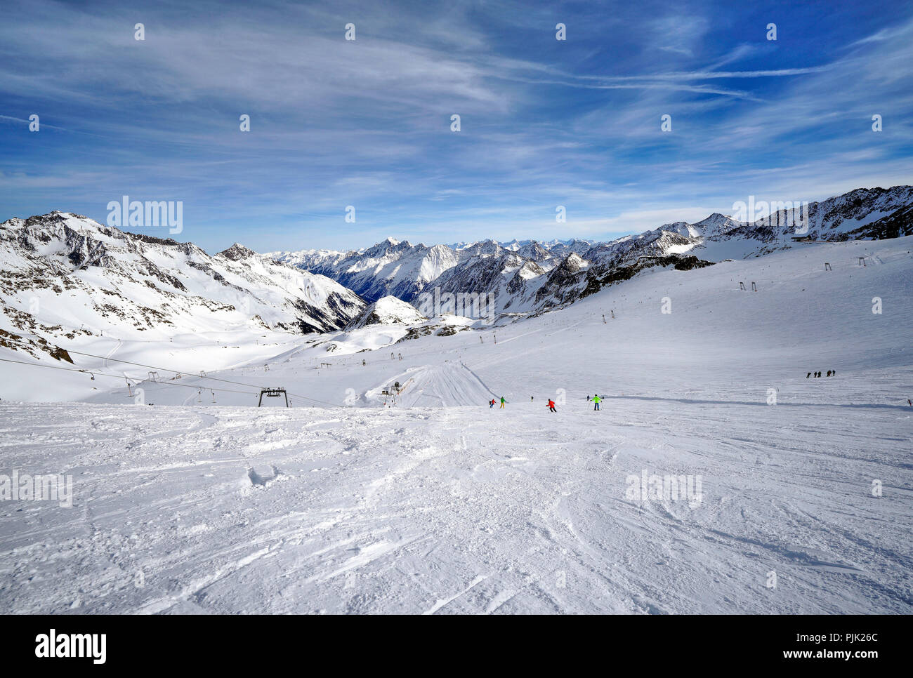 L'Autriche, le Tyrol, la vallée de Stubai, Neustift, glacier de Stubai, pente de ski, Kogelferner Daunferner ski derrière, panorama de montagnes Banque D'Images