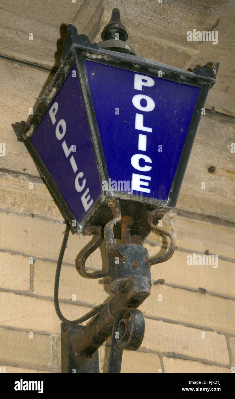 Poste de police à l'ancienne usine de sels signe à Saltaire Yorkshire Banque D'Images