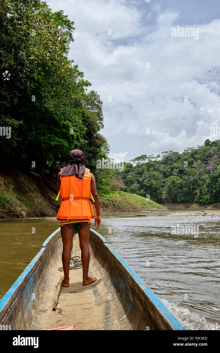 Le parc national de Chagres, Panama - 22 Avril 2018 : Les Autochtones Embera homme volant une pirogue le long de la rivière Banque D'Images