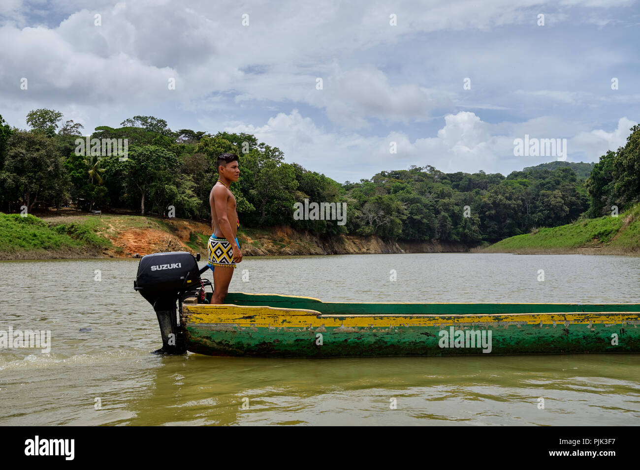 Le parc national de Chagres, Panama - 22 Avril 2018 : Les Autochtones Embera homme volant une pirogue le long de la rivière Banque D'Images